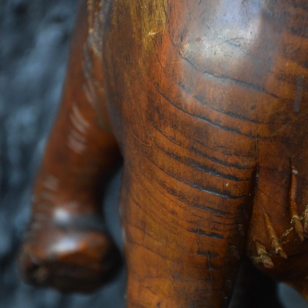 geschnitzte Elefanten-Kerzenhalter-Statue aus der Mitte des 20. Jahrhunderts 2