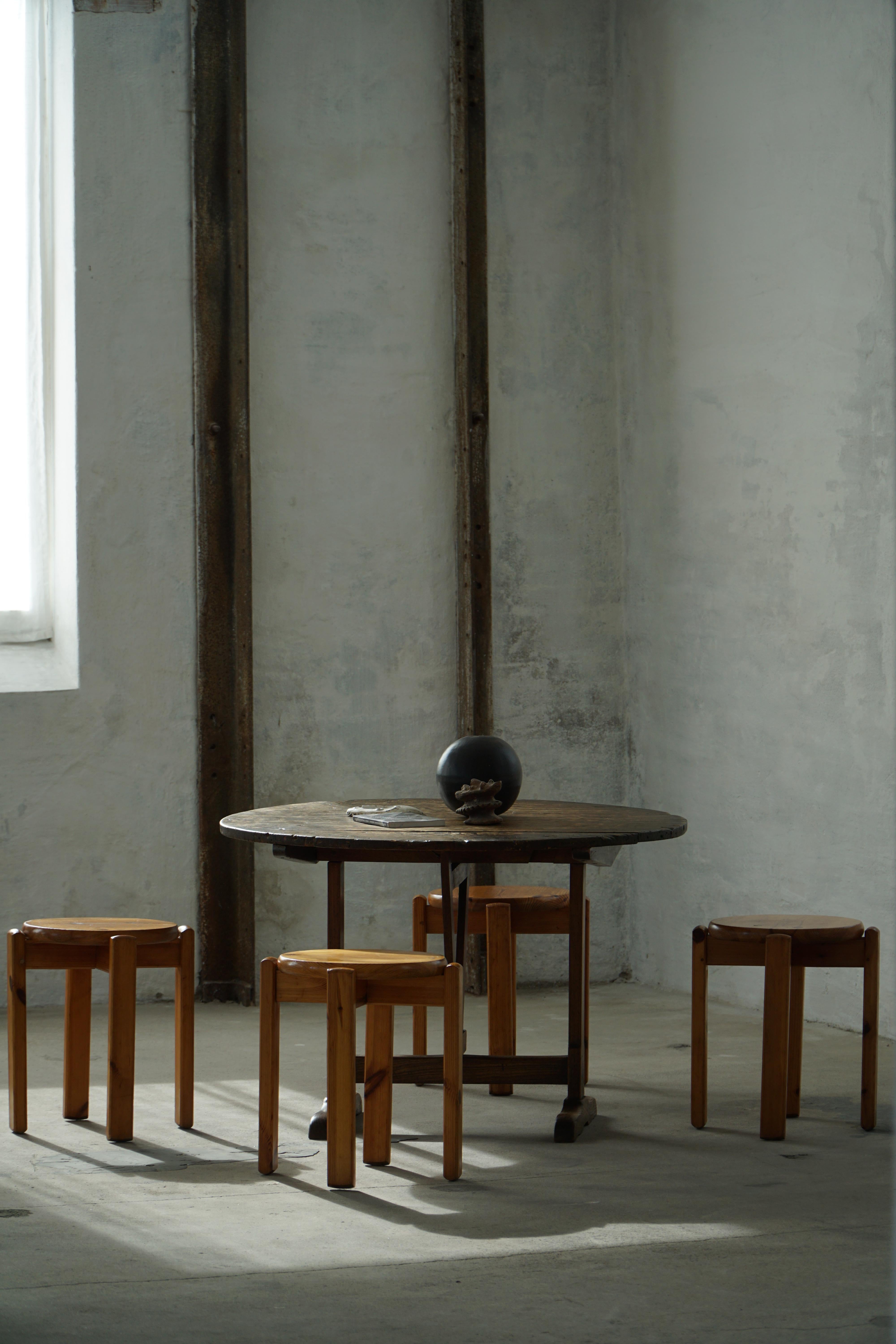 Mitte des 20. Jahrhunderts, Satz von 4 stapelbaren Vintage-Hockern aus Kiefernholz, dänisches Design (Moderne der Mitte des Jahrhunderts) im Angebot