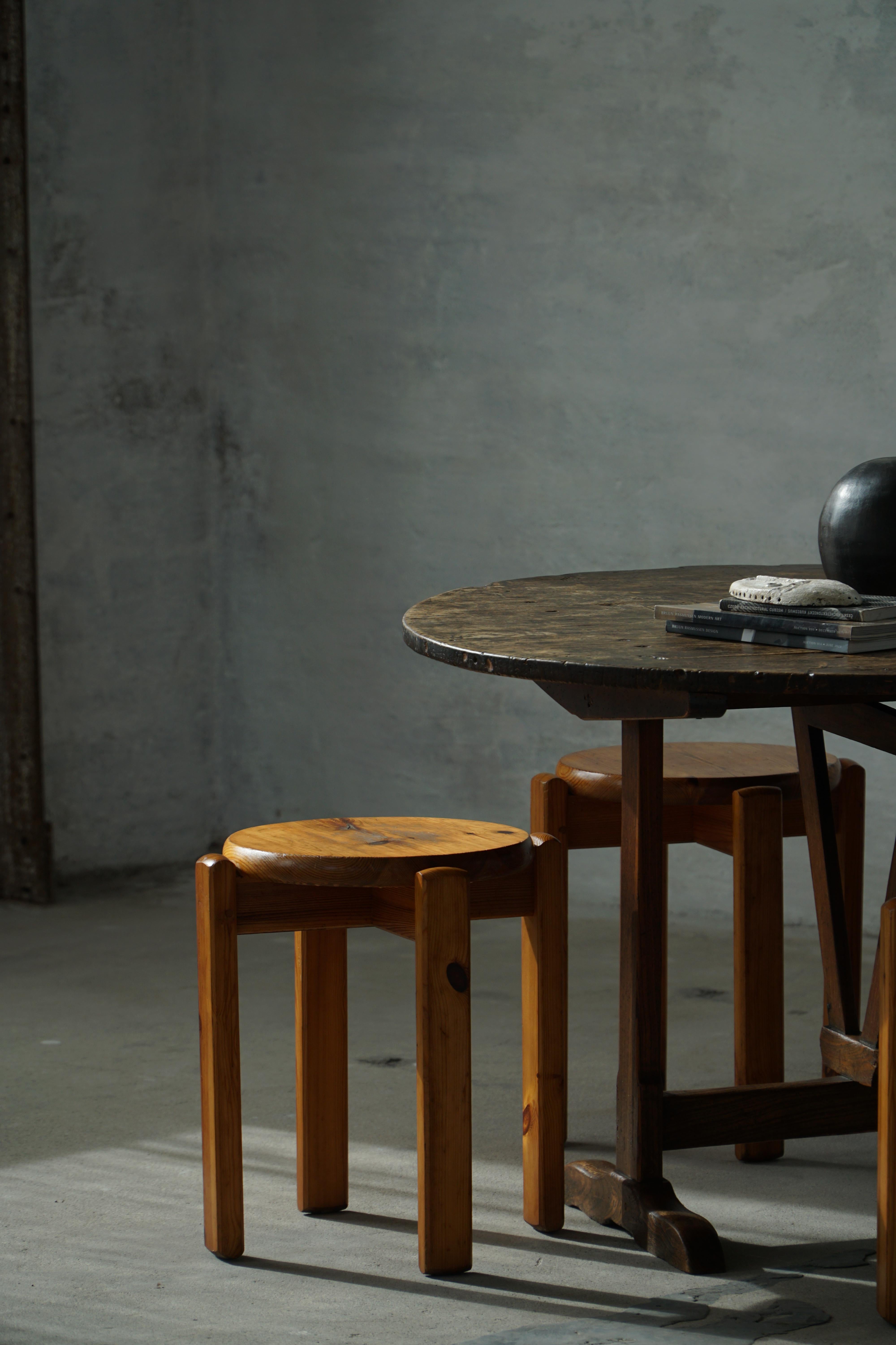 Mitte des 20. Jahrhunderts, Satz von 4 stapelbaren Vintage-Hockern aus Kiefernholz, dänisches Design im Zustand „Gut“ im Angebot in Odense, DK
