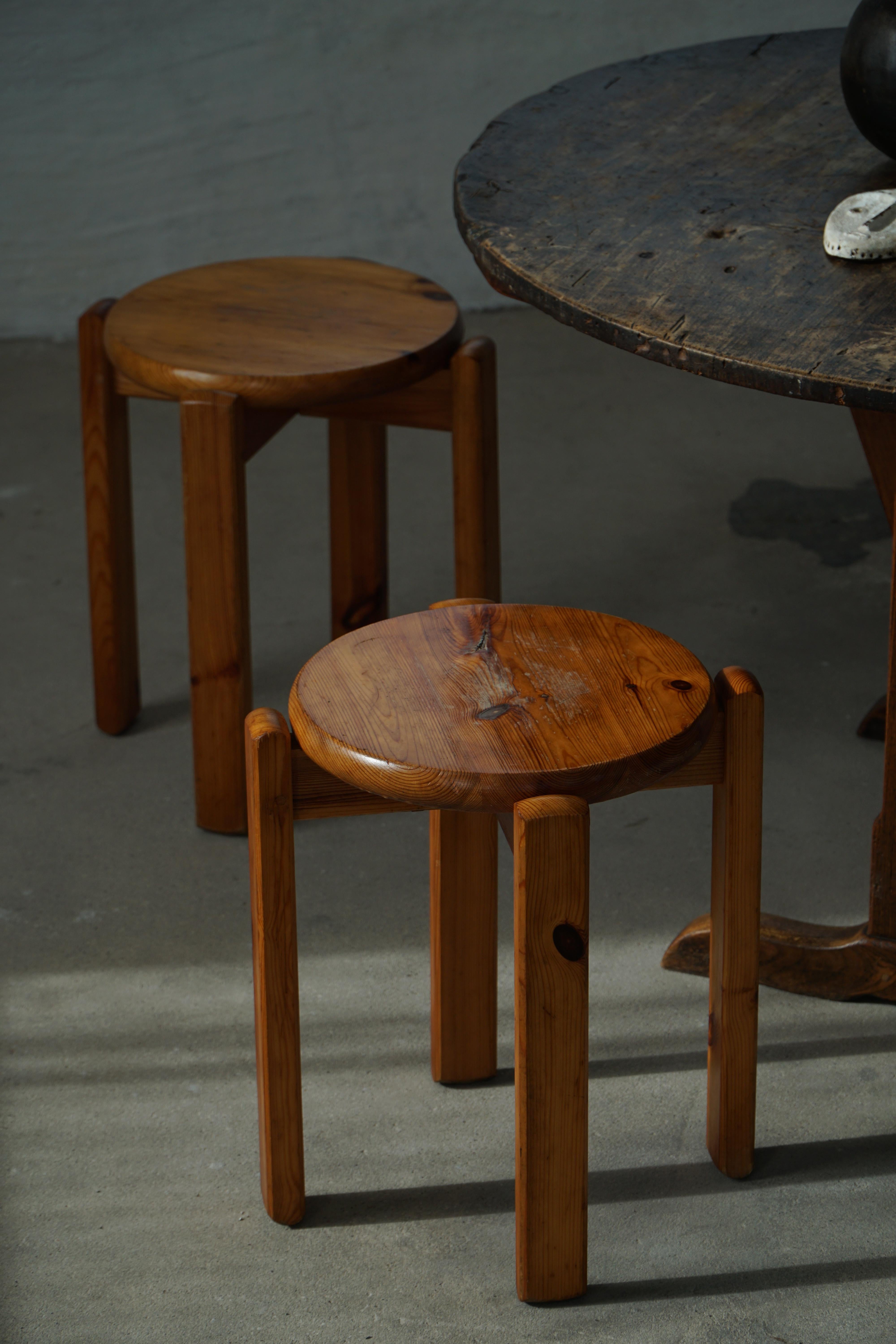 Mitte des 20. Jahrhunderts, Satz von 4 stapelbaren Vintage-Hockern aus Kiefernholz, dänisches Design im Angebot 1