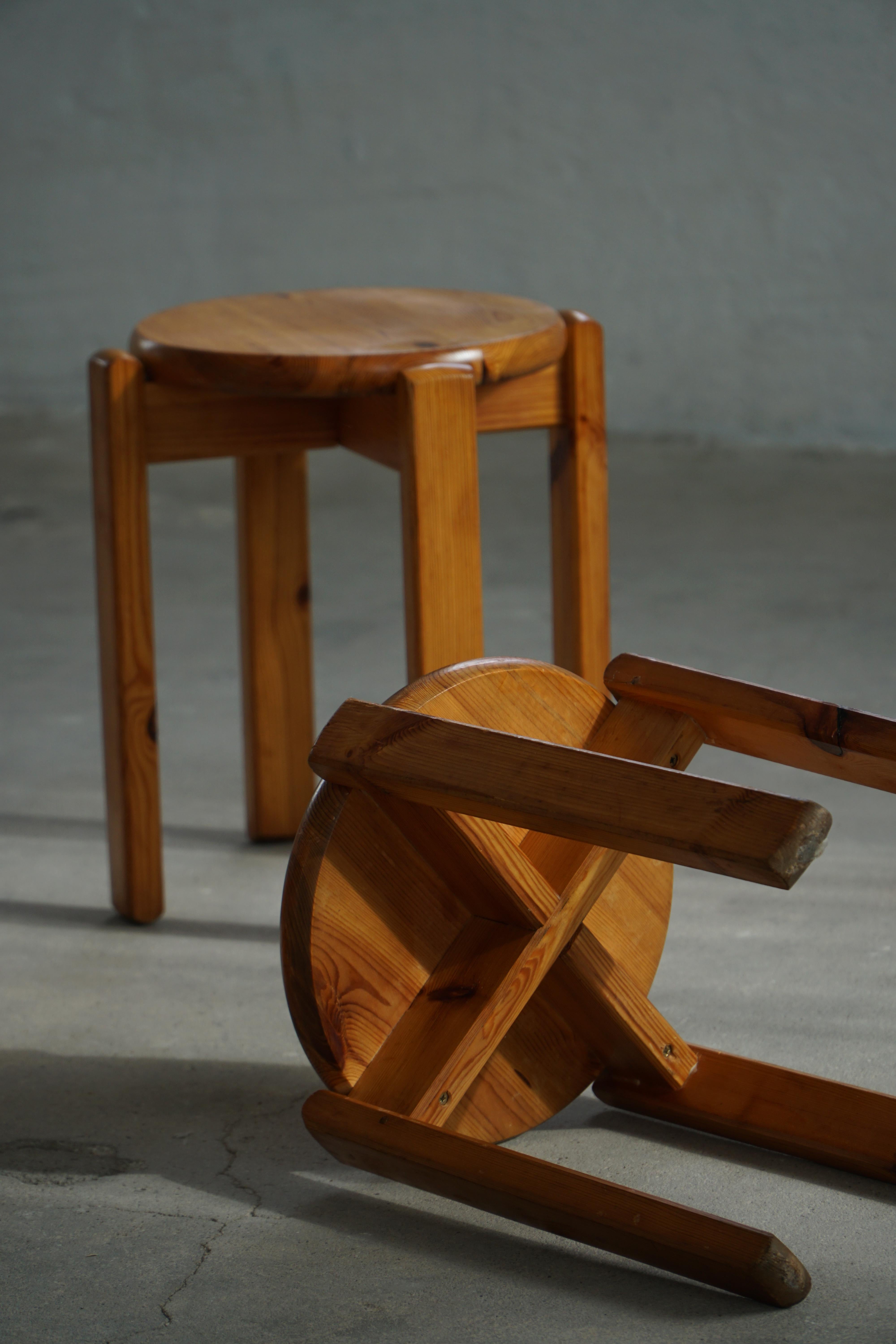 Mitte des 20. Jahrhunderts, Satz von 4 stapelbaren Vintage-Hockern aus Kiefernholz, dänisches Design im Angebot 3