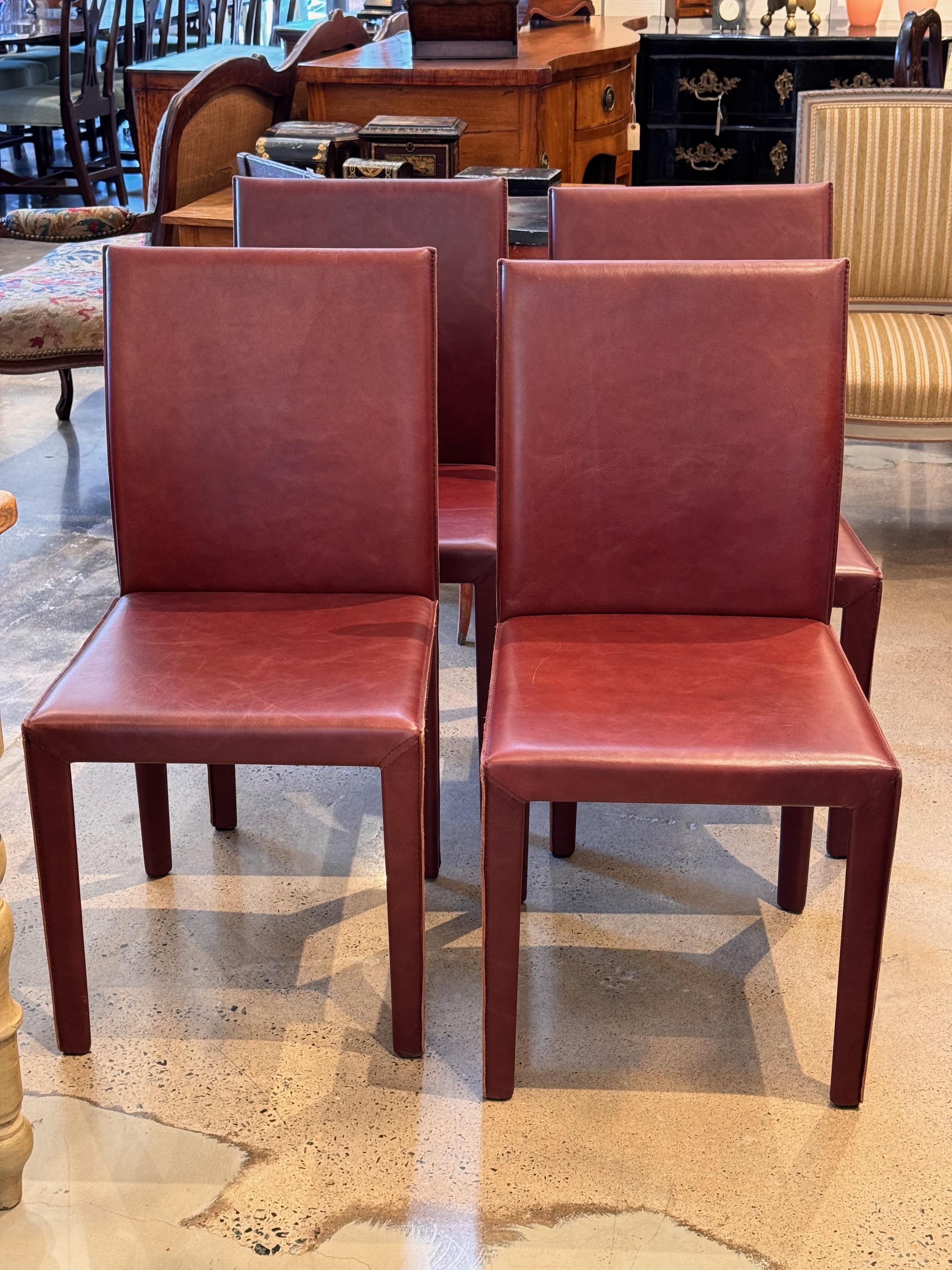 Wir lieben es, modern und antik zu kombinieren. Und diese Stühle sind ein toller Mixer.