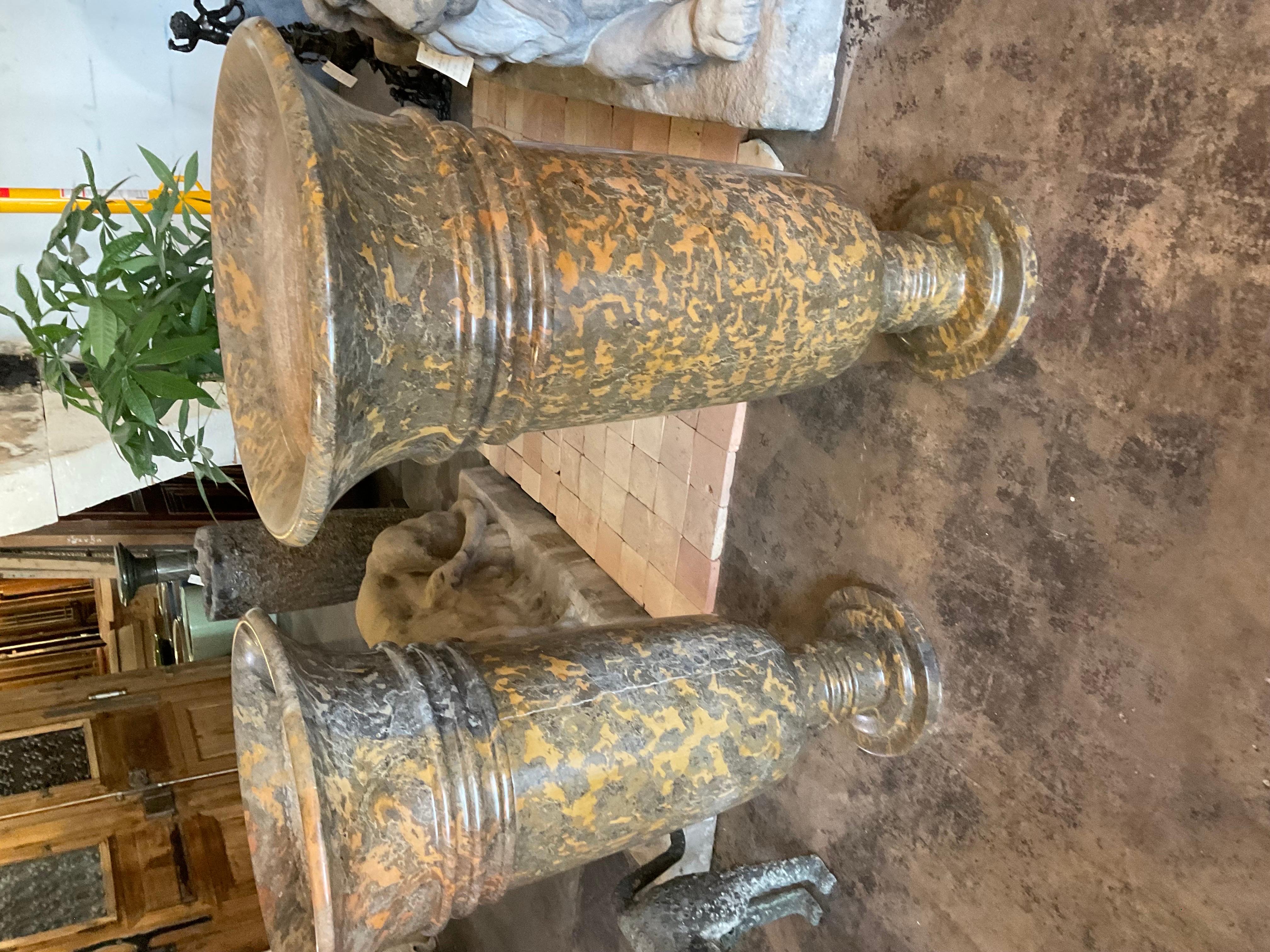 Mid 20th Century Set of Marble Urns In Good Condition In Dallas, TX