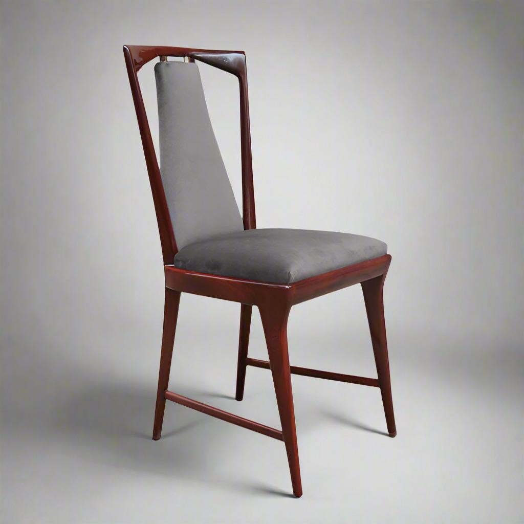 Set of six dining chairs 
by Osvaldo Borsani for Atelier Borsani Varedo.
This Fine set of Chairs features elegant lines and patinated brass details.
 