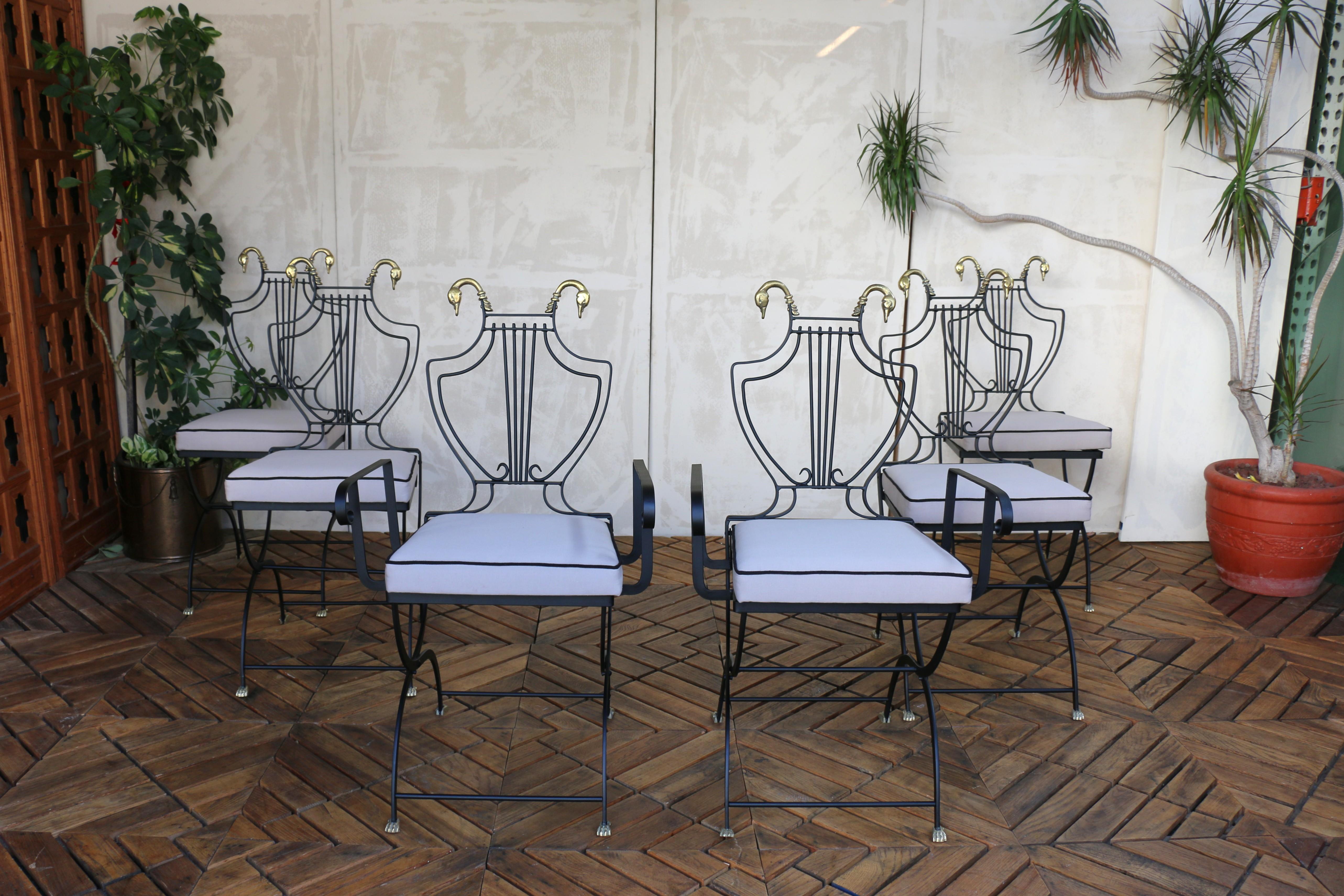 Maravilloso juego vintage de seis sillas de comedor de hierro forjado para patio diseñadas por Maison Jansen, ( no tiene marca de fabricante ).  Este impresionante conjunto incluye dos sillones y cuatro sillas sin brazos. Original de mediados del