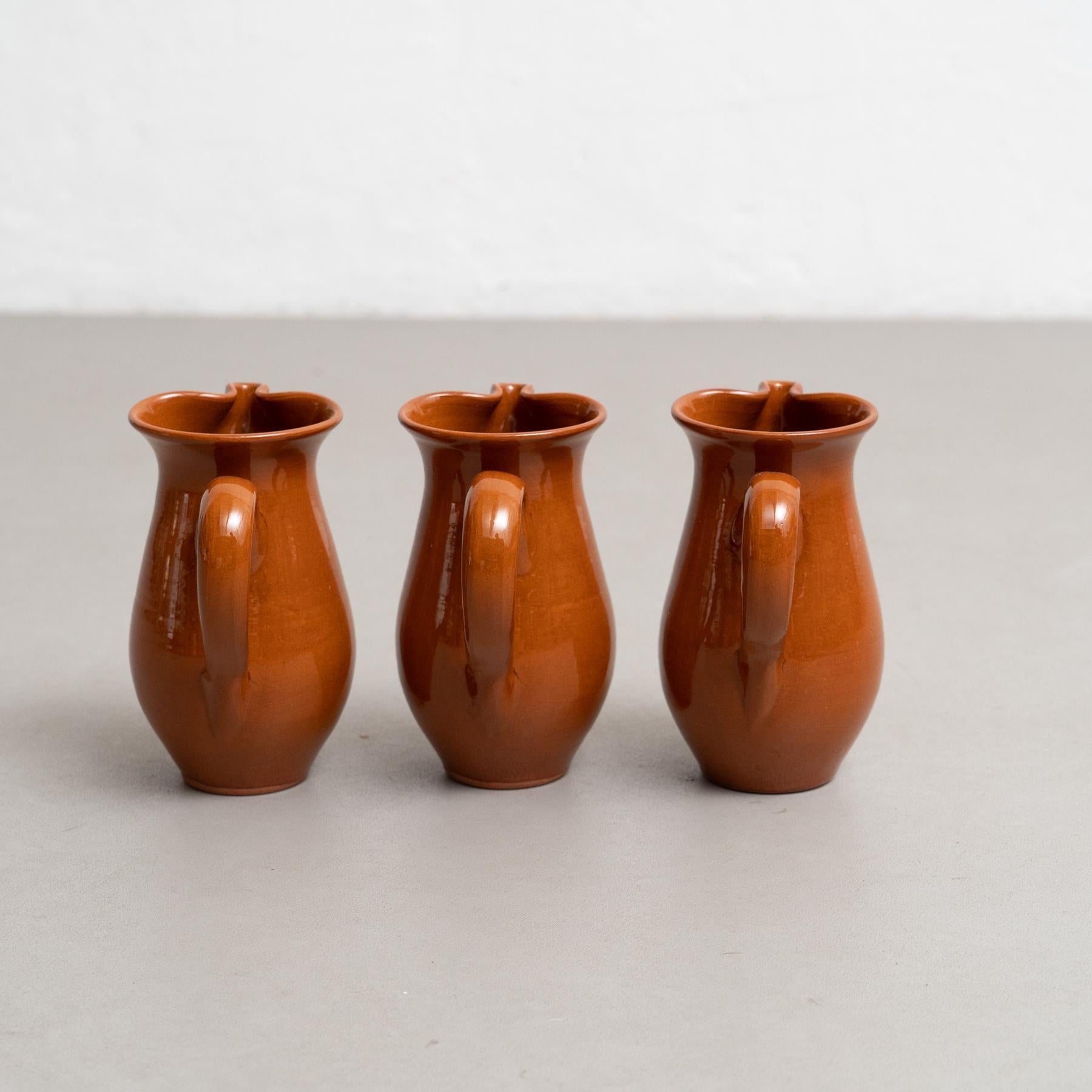 Ensemble de trois vases traditionnels en céramique espagnole du milieu du 20e siècle en vente 7