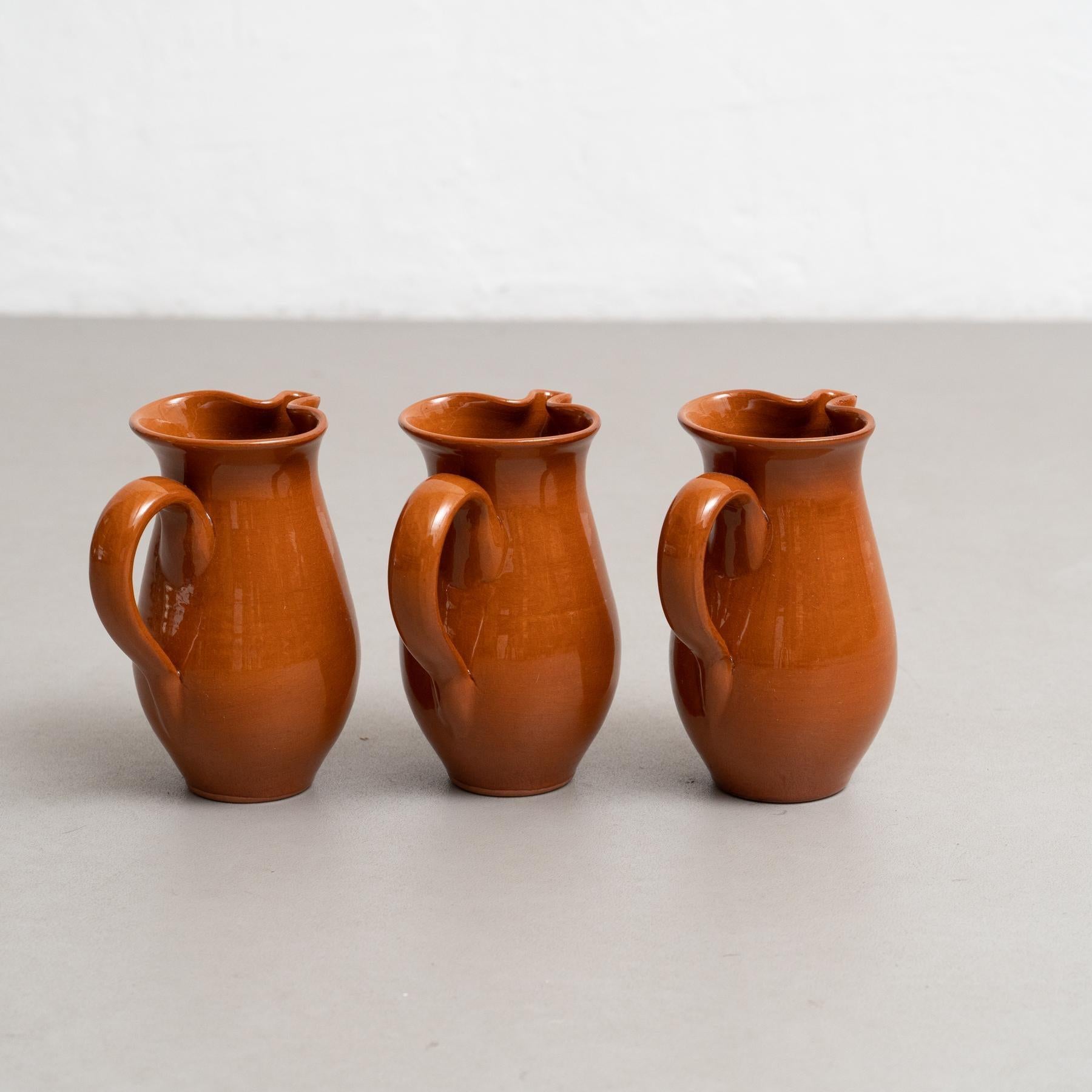 Ensemble de trois vases traditionnels en céramique espagnole du milieu du 20e siècle.

Fabriqué en Espagne.

En état d'origine avec une usure mineure conforme à l'âge et à l'utilisation, préservant une belle patine.

Matériaux :