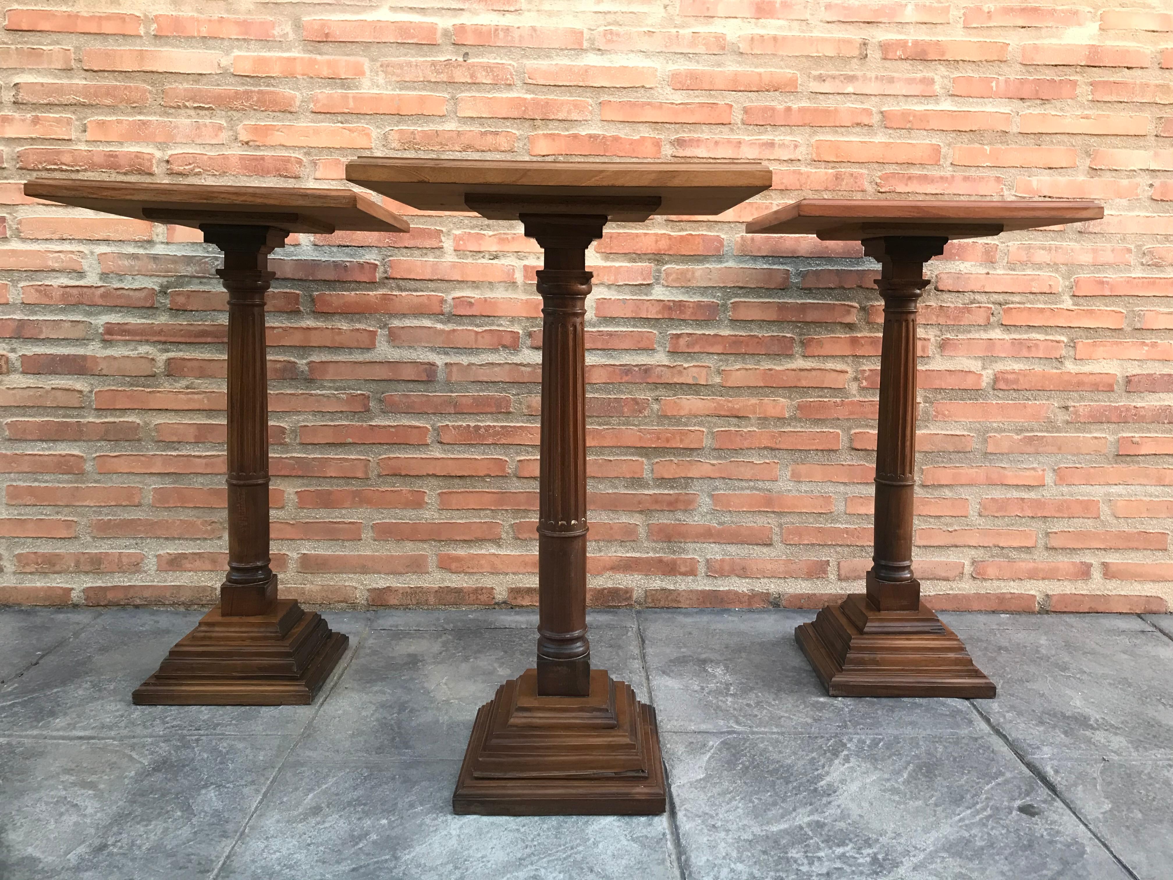 Provincial français Ensemble de trois tables carrées à piédestaux en bois de noyer du milieu du 20e siècle en vente