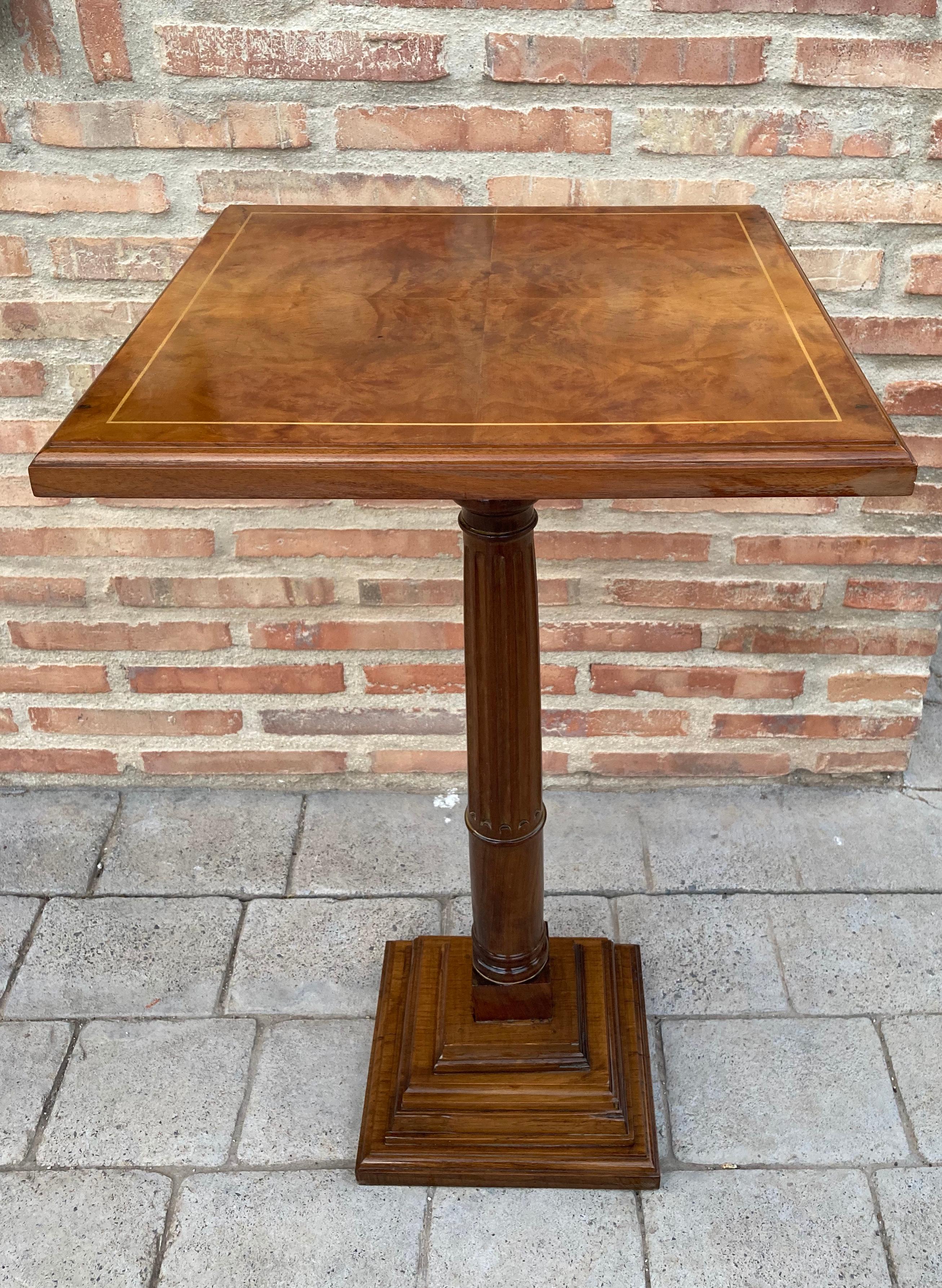 Mid-20th Century Set of Three Walnut Wood Square Top Pedestal Tables In Good Condition For Sale In Miami, FL