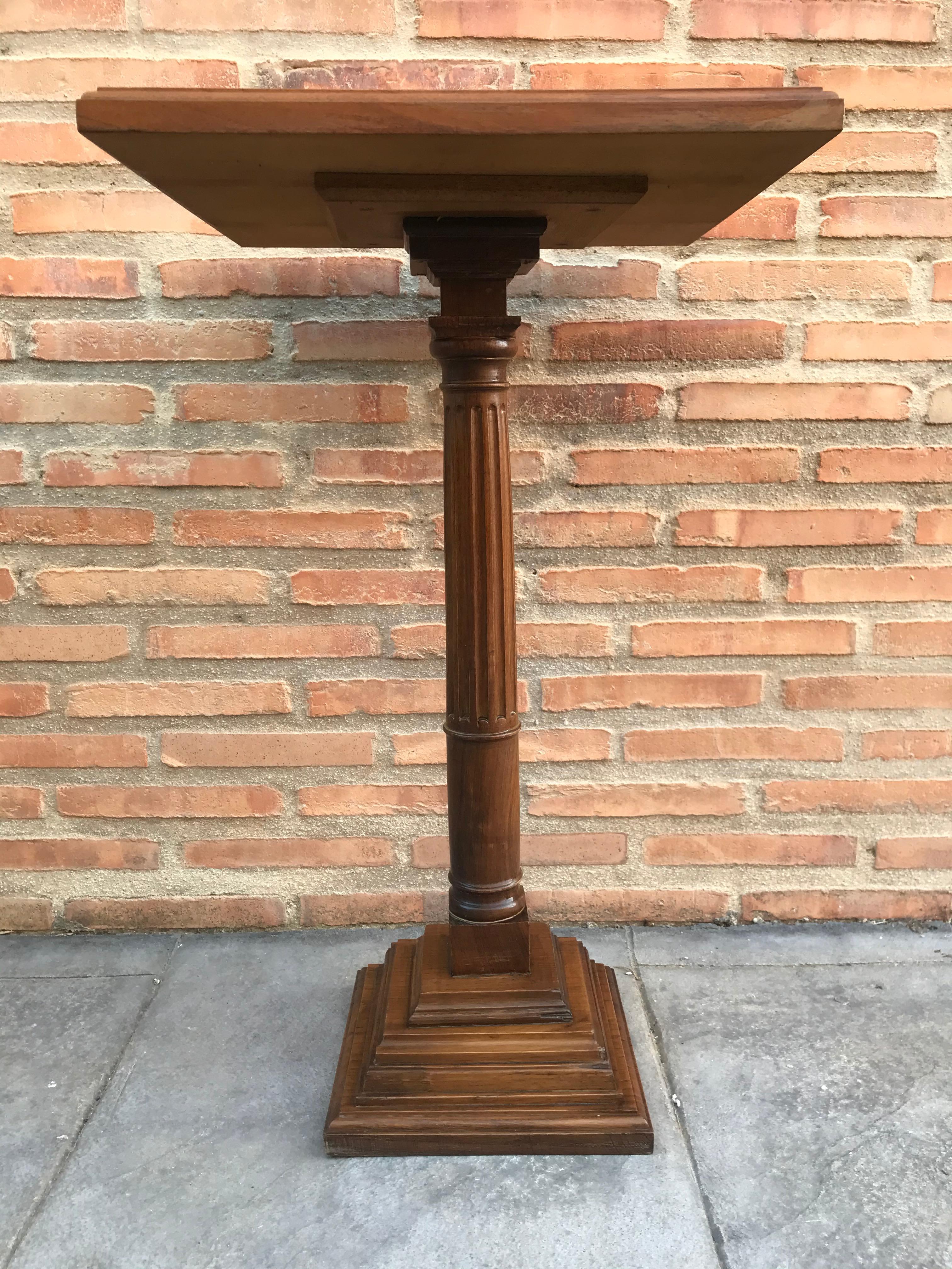 Noyer Ensemble de trois tables carrées à piédestaux en bois de noyer du milieu du 20e siècle en vente