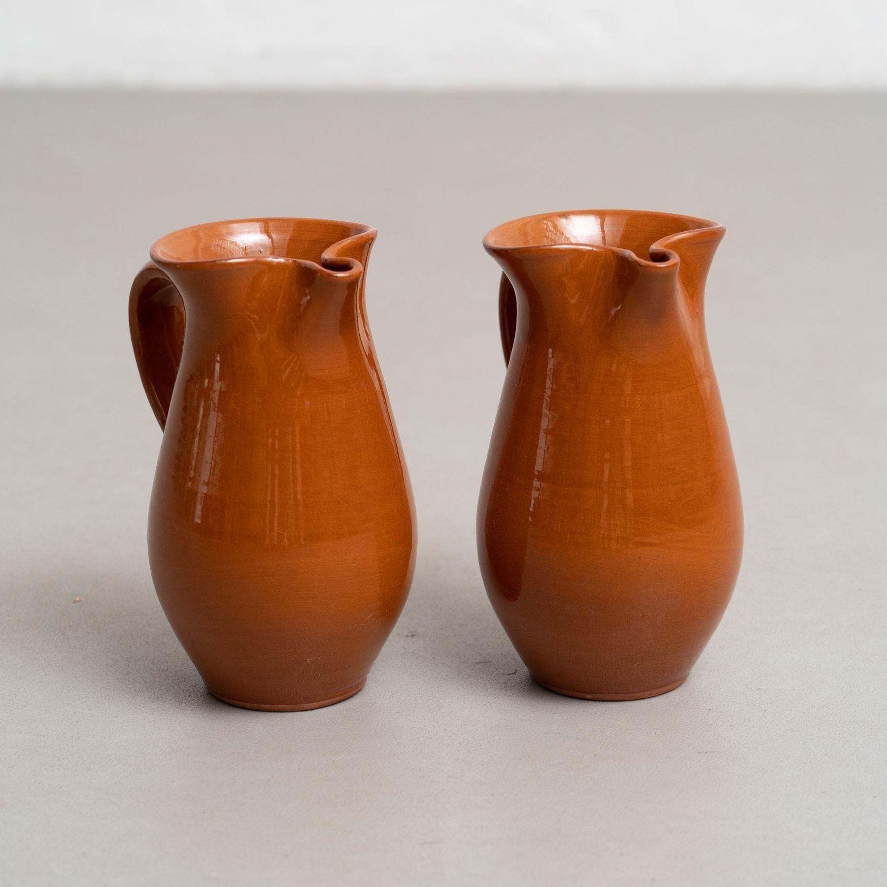 Mitte des 20. Jahrhunderts, zwei traditionelle spanische Keramikvasen.

Hergestellt in Spanien.

In ursprünglichem Zustand mit geringen Gebrauchsspuren, die dem Alter und dem Gebrauch entsprechen, wobei eine schöne Patina erhalten