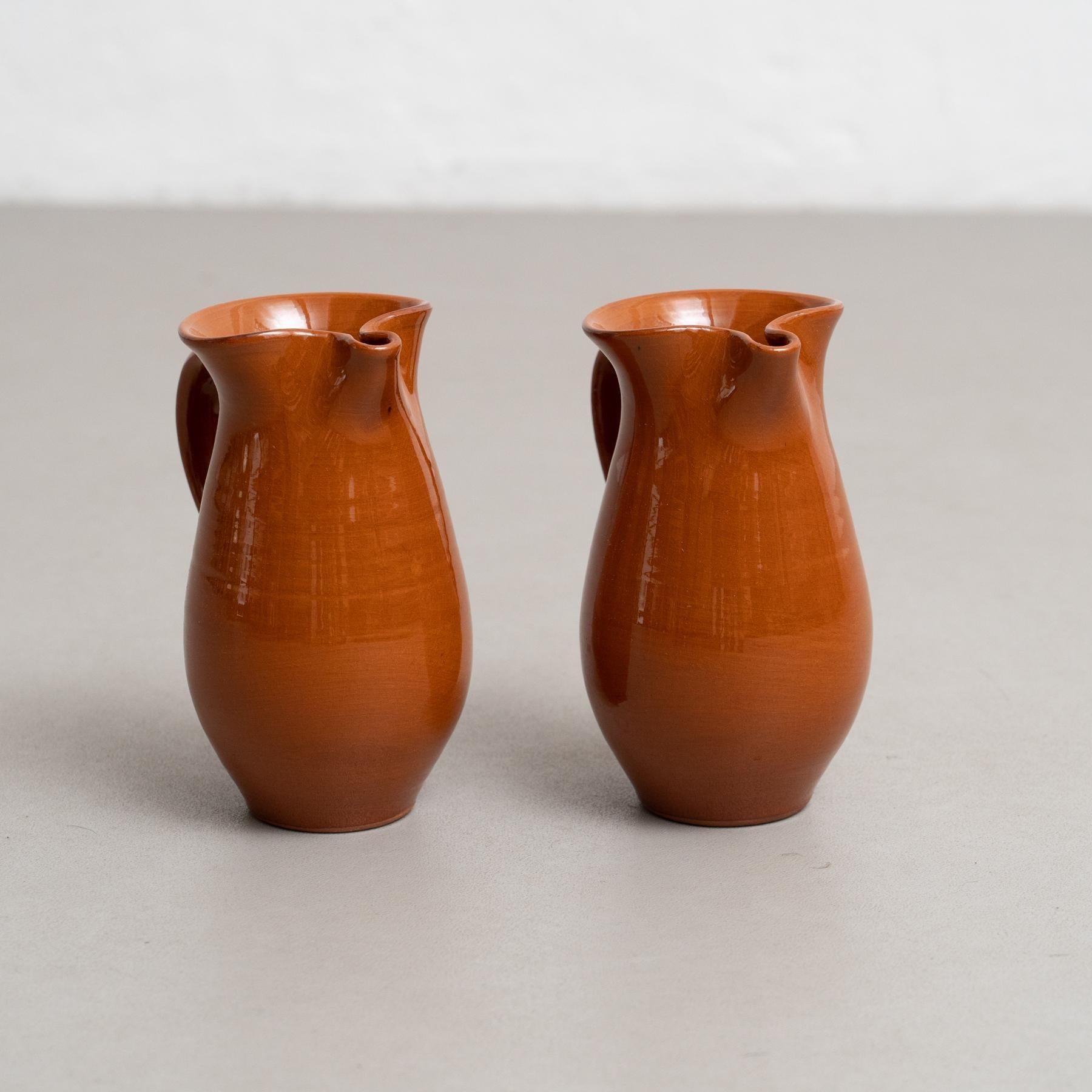 Ensemble de deux vases traditionnels en céramique espagnole du milieu du 20e siècle.

Fabriqué en Espagne.

En état d'origine avec une usure mineure conforme à l'âge et à l'utilisation, préservant une belle patine.

Matériaux :