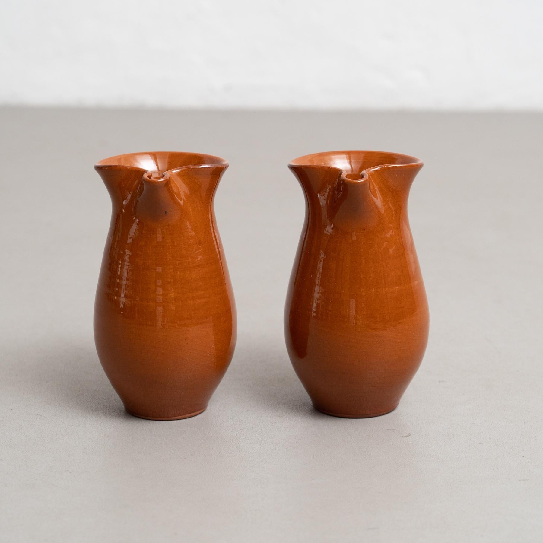 Rustique Ensemble de deux vases traditionnels en céramique espagnole du milieu du 20e siècle en vente