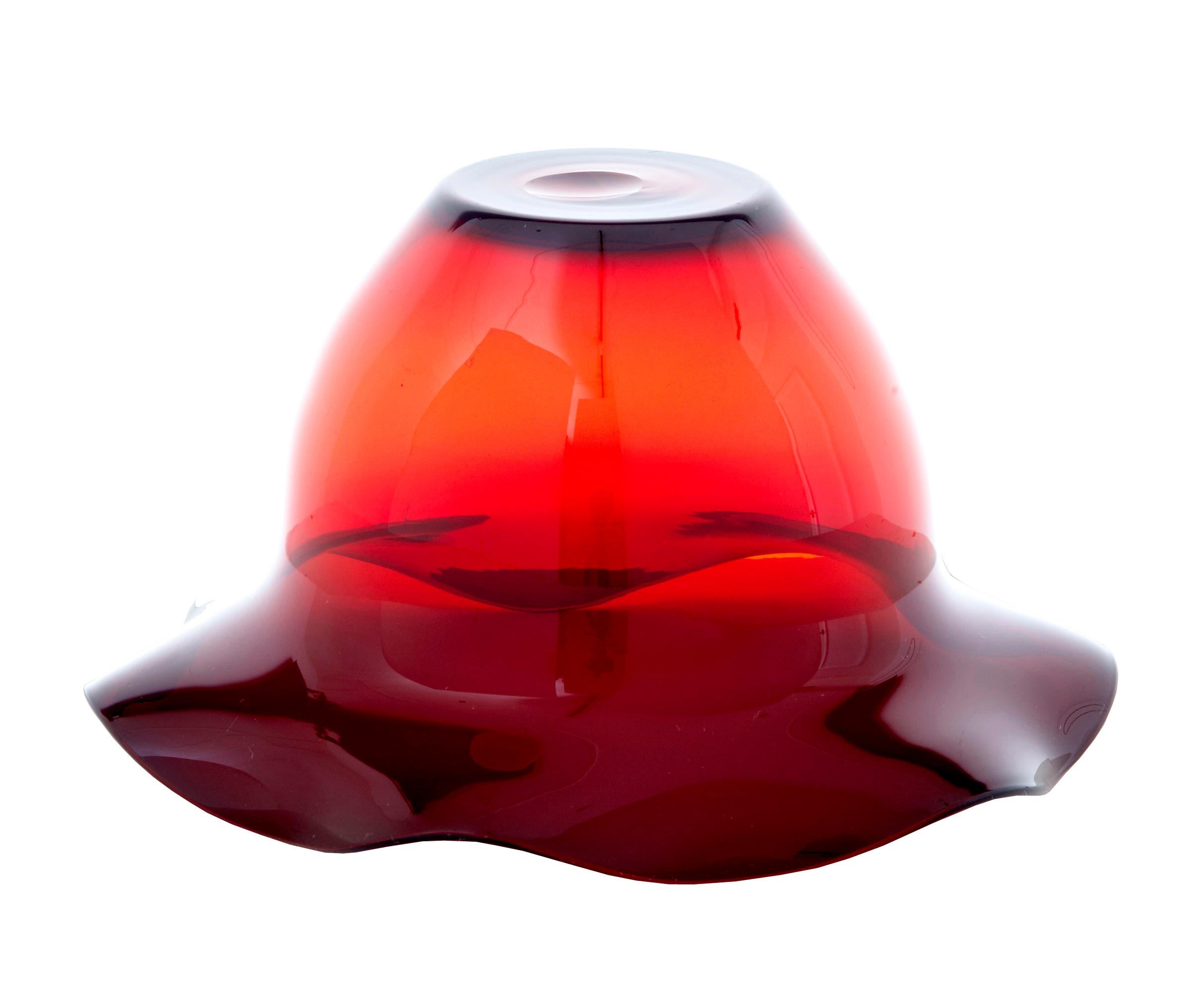 Vaso in vetro artistico rosso sagomato della metà del XX secolo di Monica Bratt, circa 1950.

Monica Bratt (1913-1961) è stata un'artista svedese che ha lavorato principalmente nella vetreria Reijmyre.

Una splendida ciotola o vaso di forma