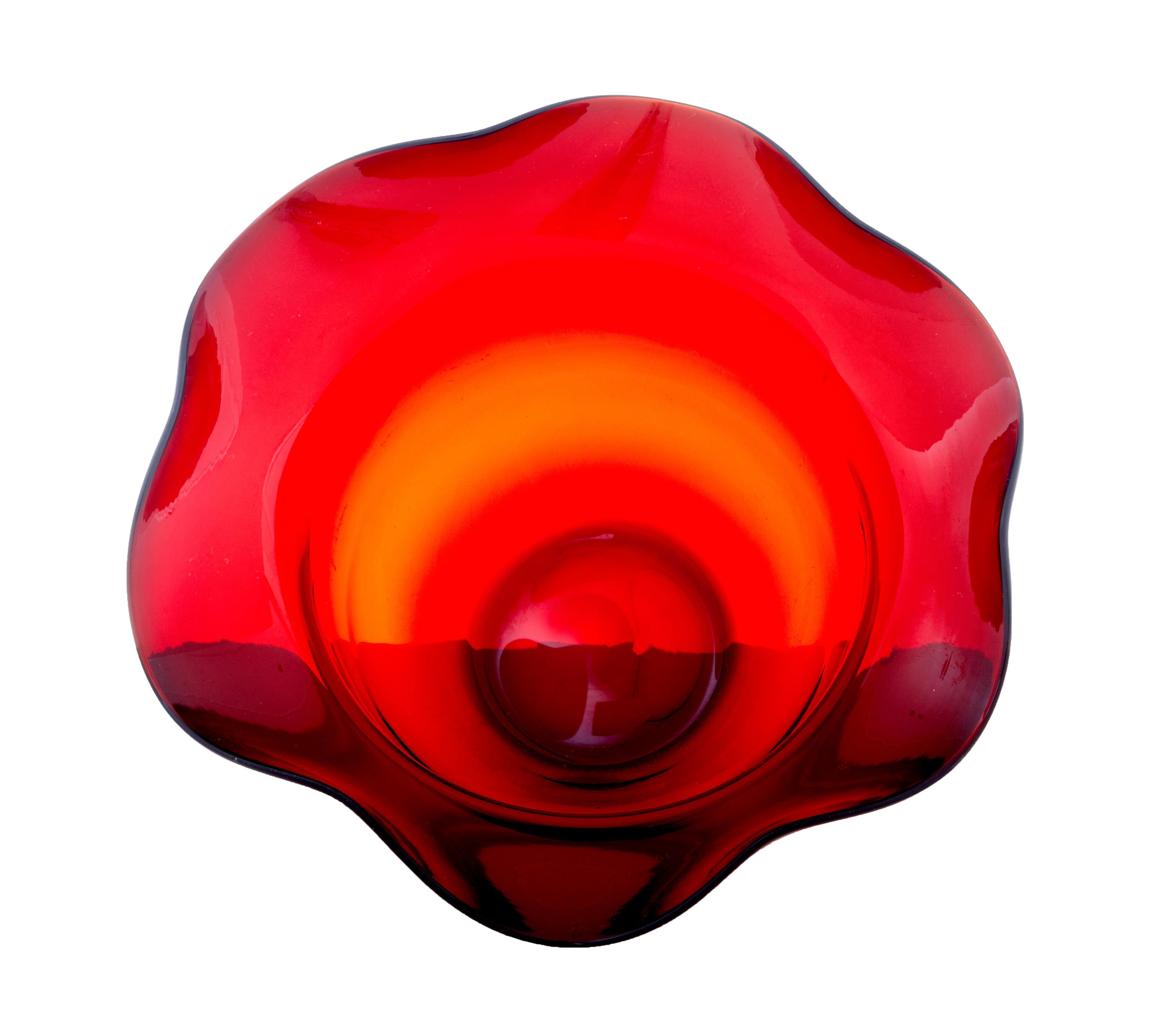 Mid-Century moderno Vaso in vetro artistico rosso sagomato della metà del XX secolo di Monica Bratt in vendita