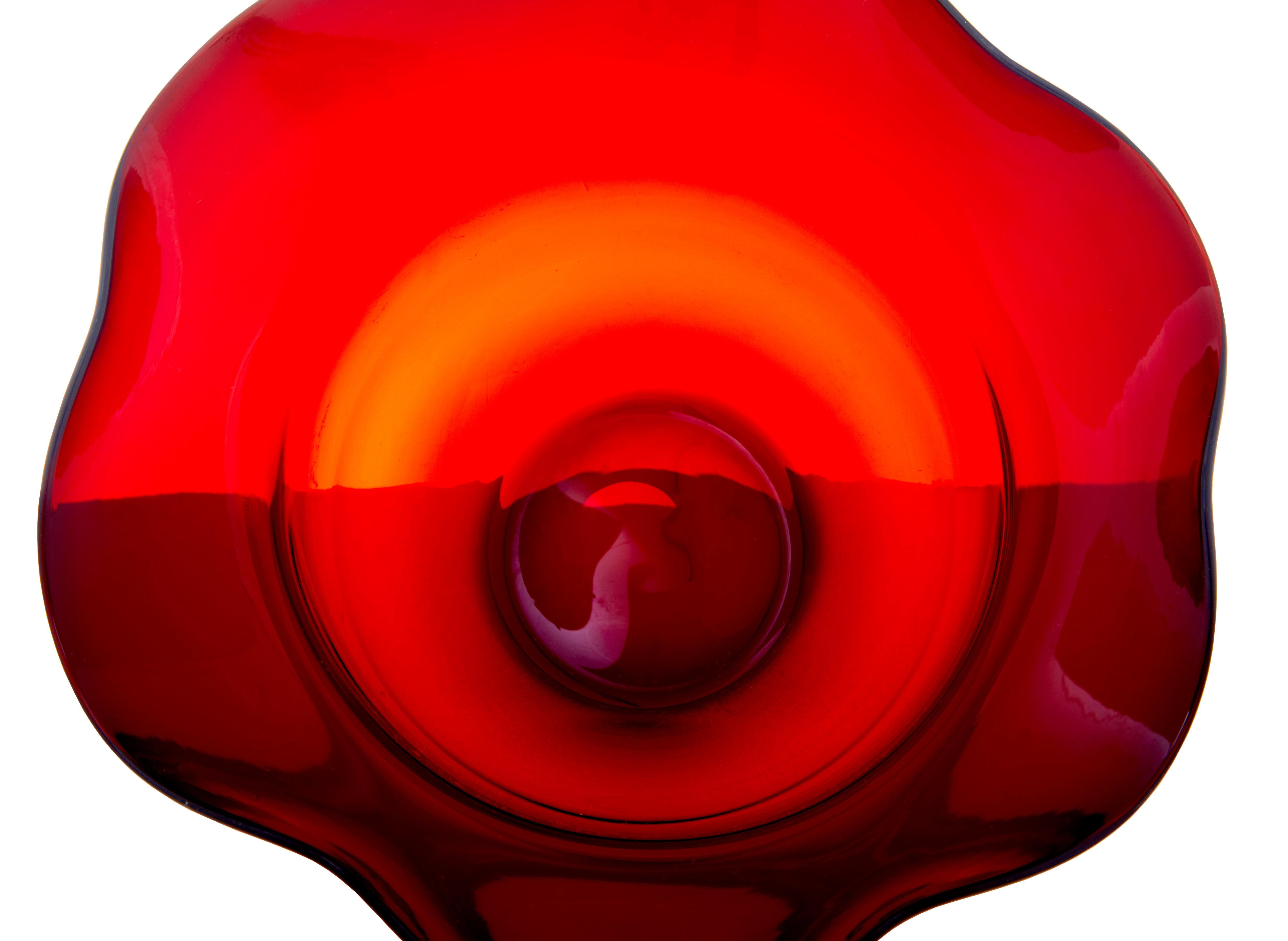Svedese Vaso in vetro artistico rosso sagomato della metà del XX secolo di Monica Bratt in vendita