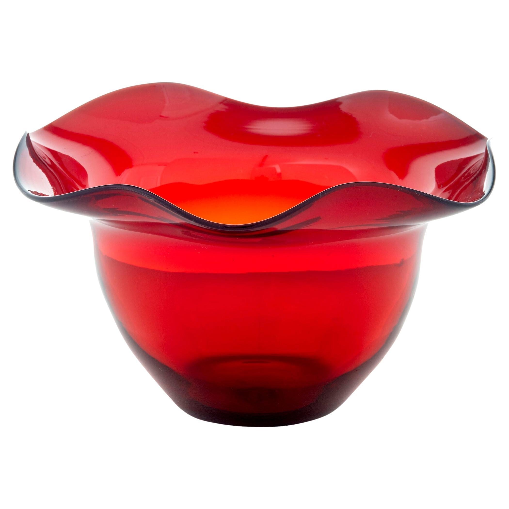 Vase en verre d'art rouge façonné du milieu du 20e siècle par Monica Bratt