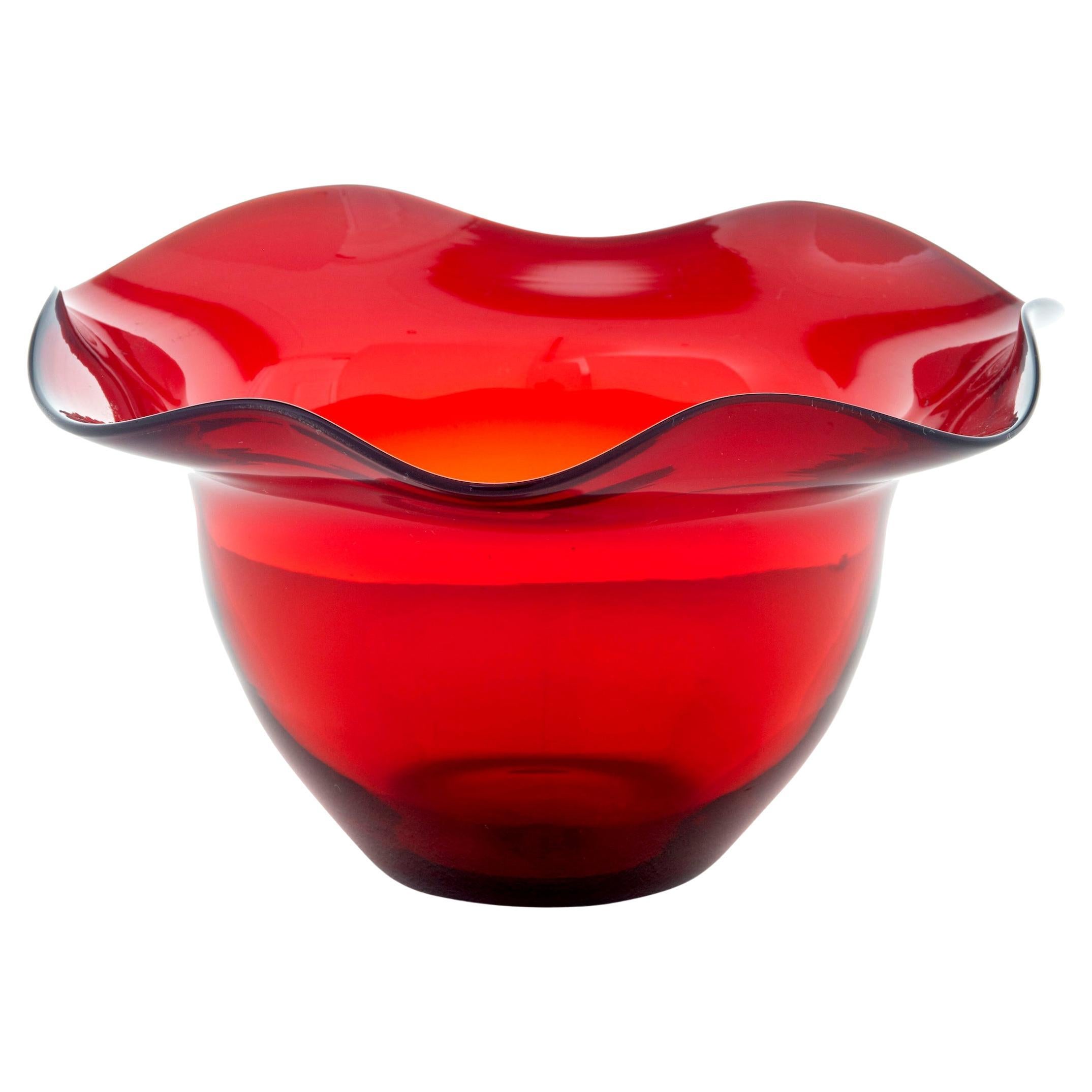 Jarrón de vidrio artístico rojo con forma de mediados del siglo XX de Monica Bratt