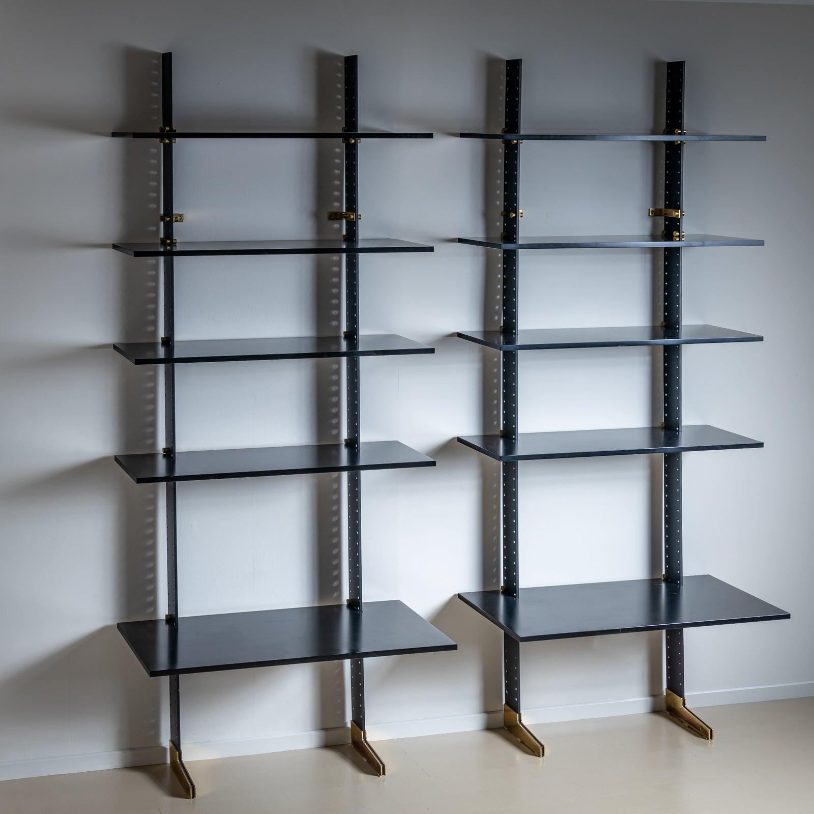 Scaffale modulare con piedini in ottone e ripiani in nero. Il modello Lib 2 è stato progettato da Ignazio Gardella (1905-1999) per Azucena intorno al 1955. Lit: Giuliana Gramigna: Design Italiano - Repertorio dell'arredo domestico, 1950-2000, p. 42.