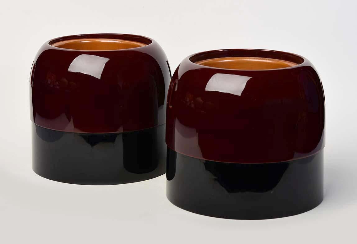 A pair of Japanese hibachi vessels with dark-brown and black lacquer.

Hibachi is a traditional Japanese heating device.

Age: Japan, Showa Period, mid-20th century
Size: height 22 cm / width 25.5 cm
Condition: Nice condition overall.
