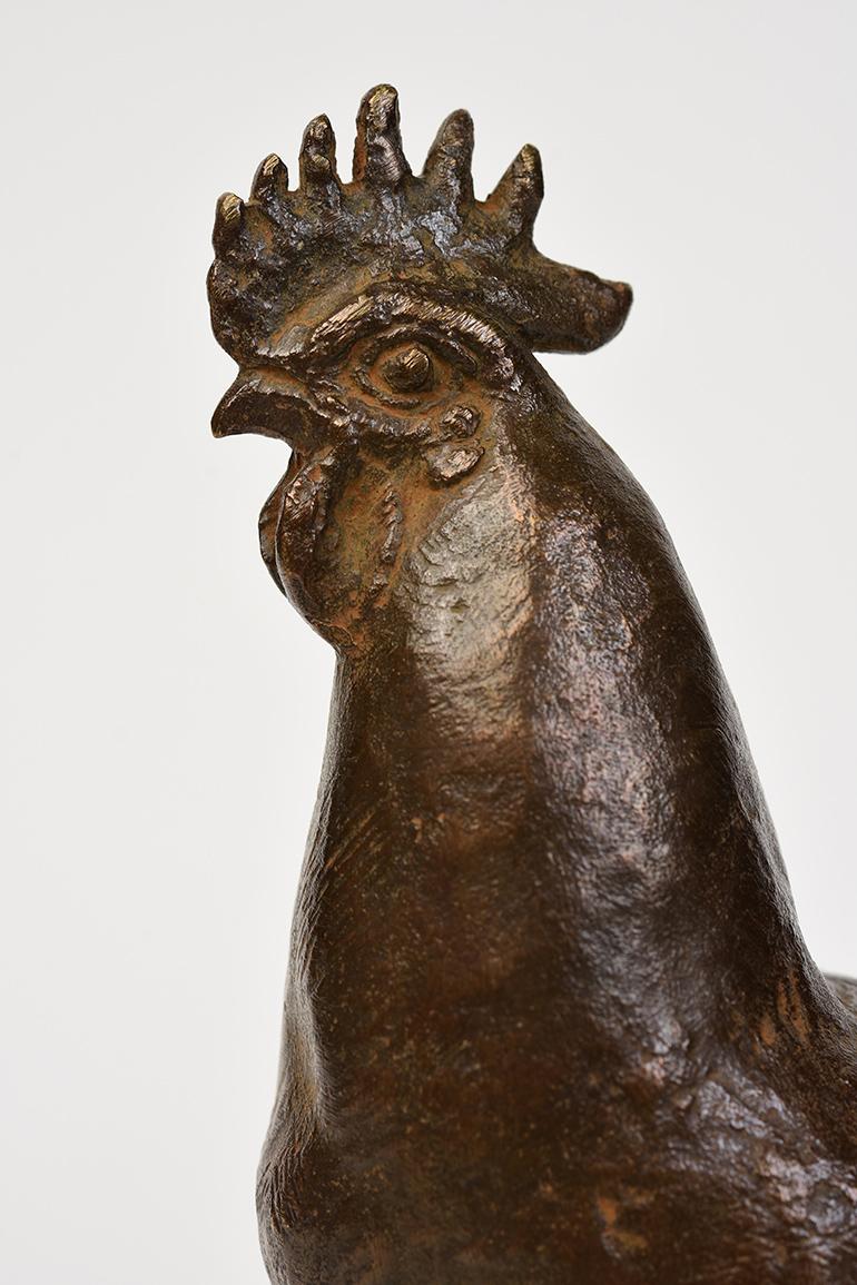 Japanese bronze animal rooster with artist sign.

Age: Japan, Showa Period, 20th century
Size: height 15.7 cm / width 5.3 cm / length 11 cm.
Condition: Nice condition overall.