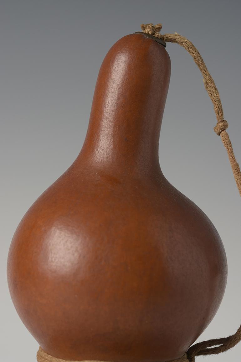 Japanese gourd sake bottle.

Age: Japan, Showa Period, Mid-20th Century
Size: Height 23.3 C.M. / Width 12.2 C.M. (size excluding stand)
Condition: Nice condition overall. 