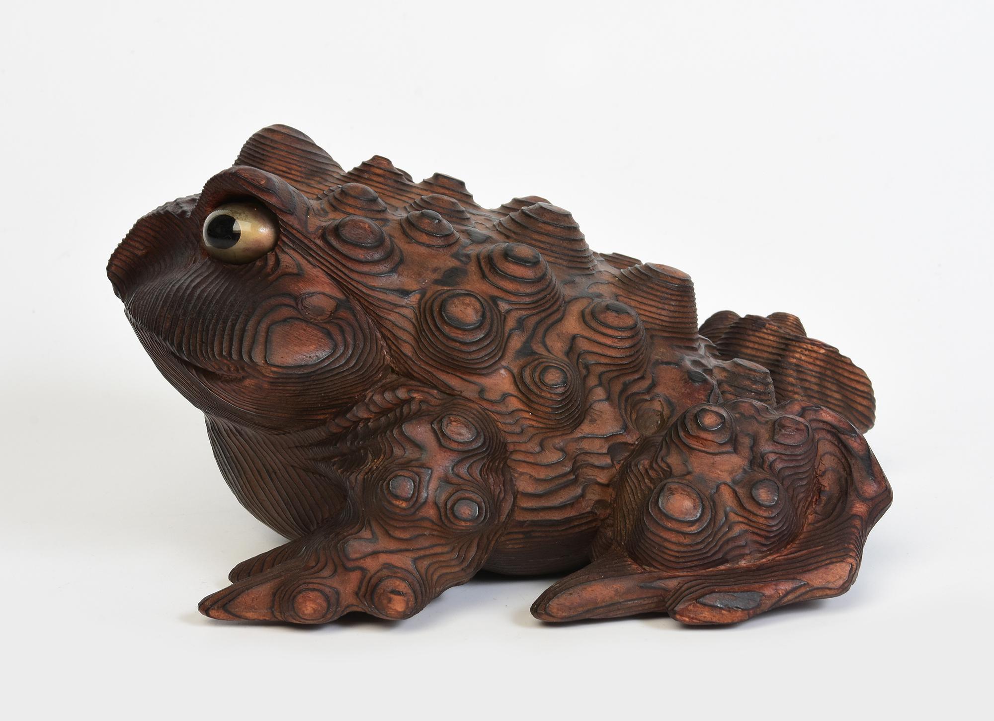 Sculpté à la main Grenouille/torce japonaise Showa du milieu du 20e siècle en bois Keyaki en vente