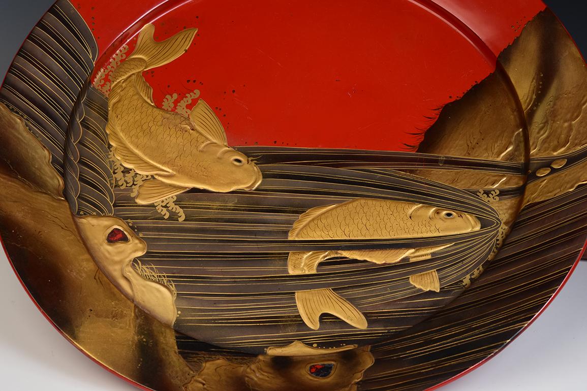 Mid-20th Century, Showa, Large Japanese Wooden Tray with Koi Carp Fish Design In Good Condition For Sale In Sampantawong, TH