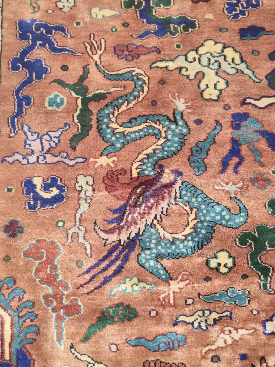 Ein außergewöhnlicher Seidenteppich aus der Mitte des 20. Jahrhunderts mit einem komplizierten, durchgehenden Drachenmotiv, das Macht und Wohlstand symbolisiert. Der Teppich mißt ungefähr 79 Zoll durch 49 Zoll (6.6 Fuß x 4.1 Fuß) und stellt einen