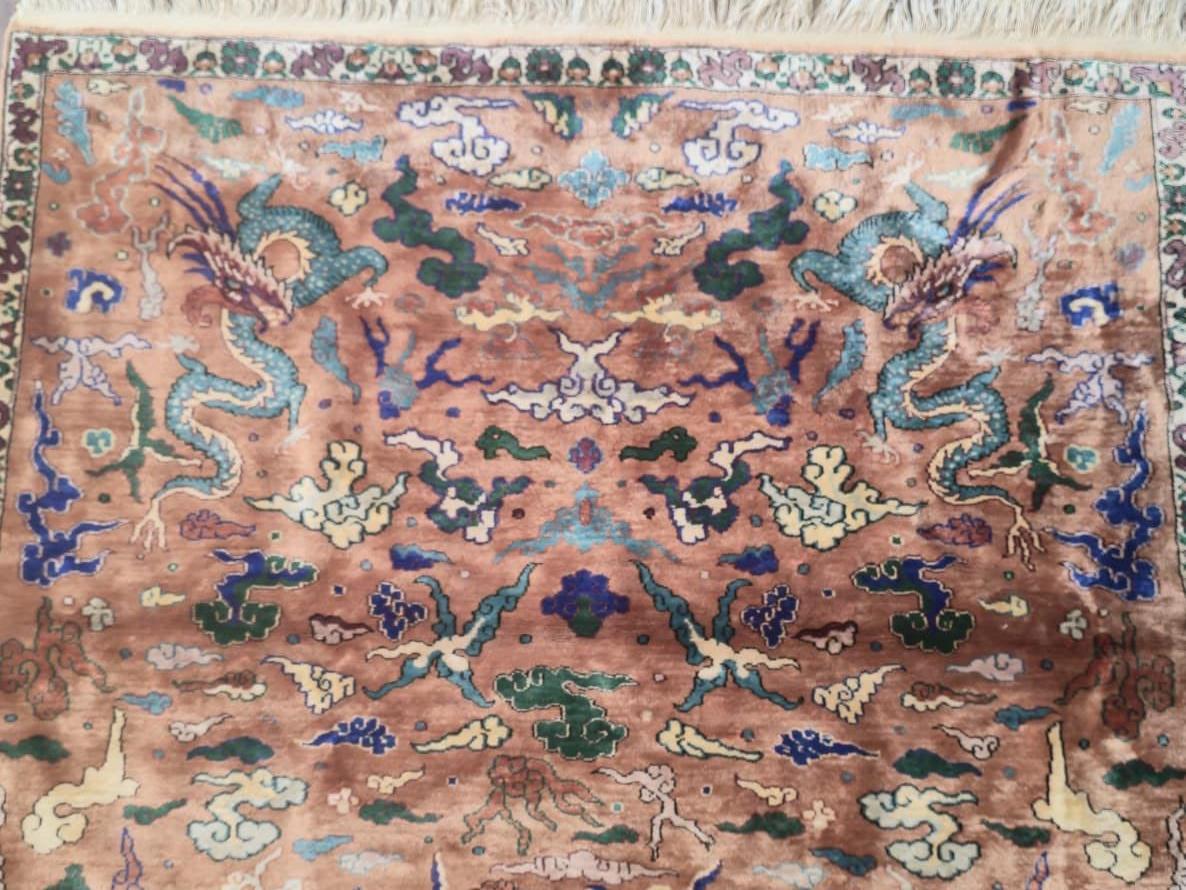 Mitte des 20. Jahrhunderts Seide Drachen Teppich mit Korallen Hintergrund - 79