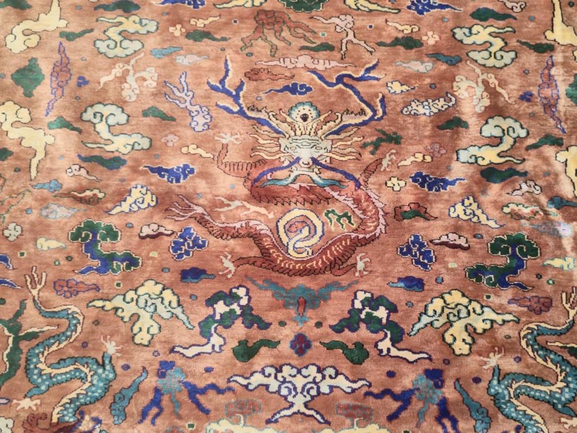 Mitte des 20. Jahrhunderts Seide Drachen Teppich mit Korallen Hintergrund - 79