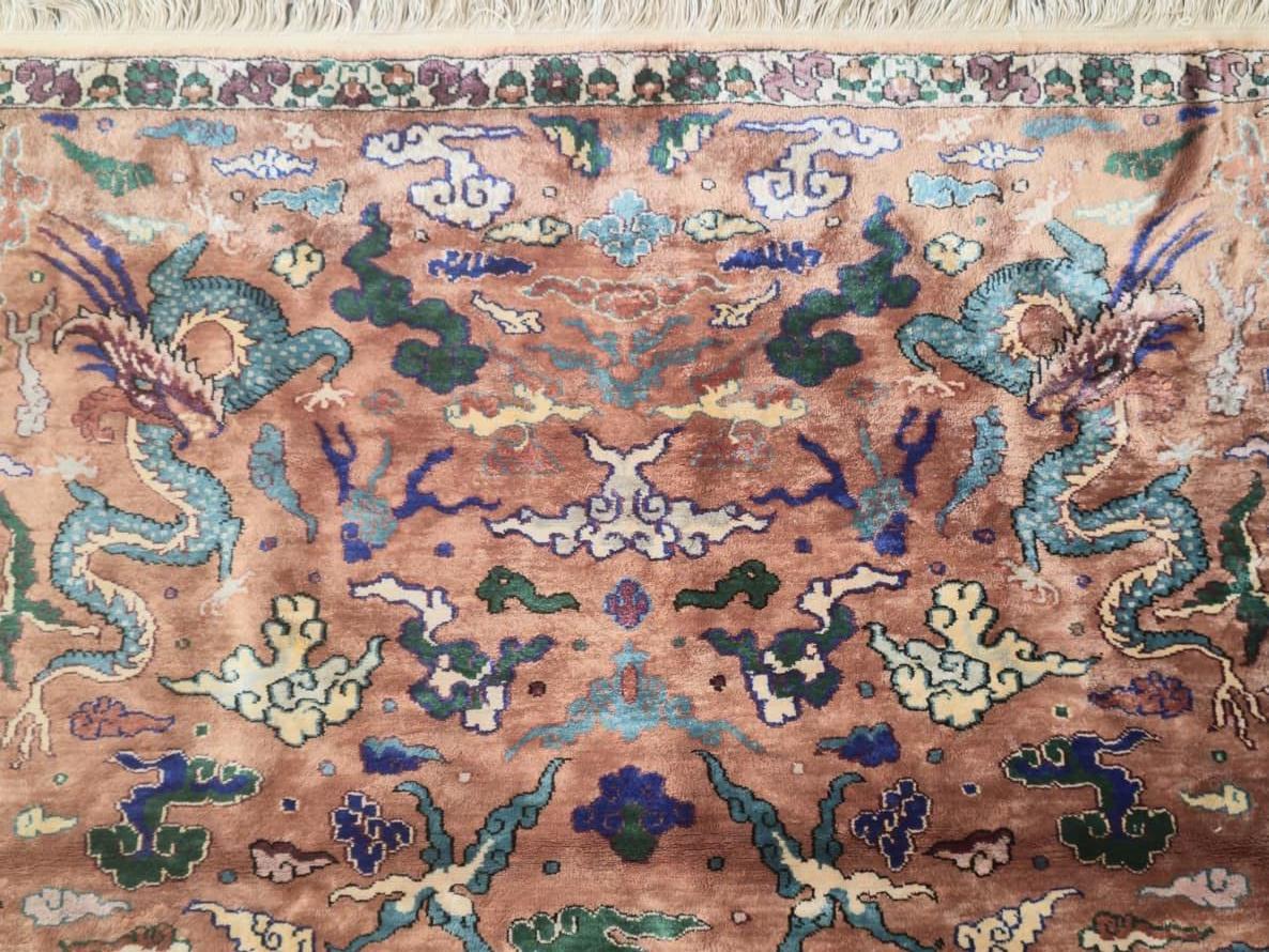 Mitte des 20. Jahrhunderts Seide Drachen Teppich mit Korallen Hintergrund - 79