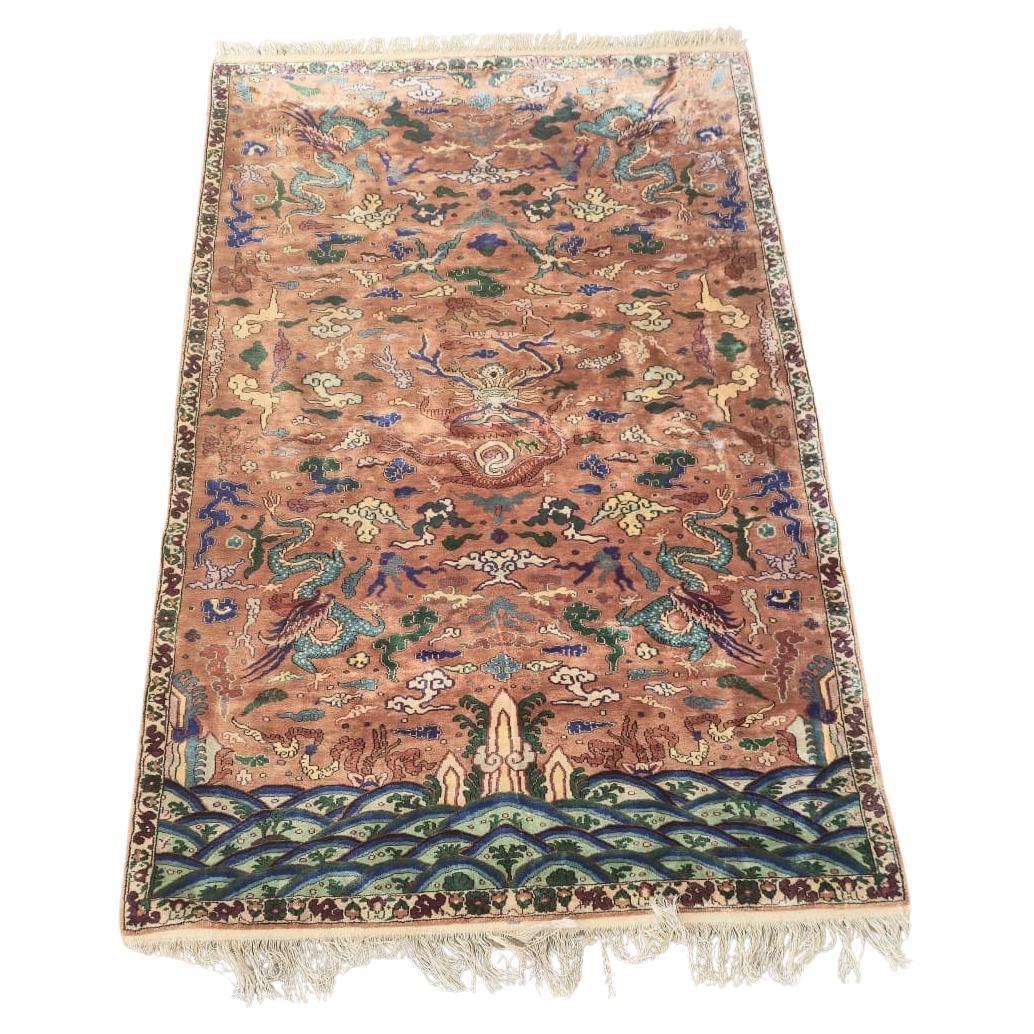 Tappeto Drago in seta della metà del 20° secolo con sfondo corallo - 79" x 49"