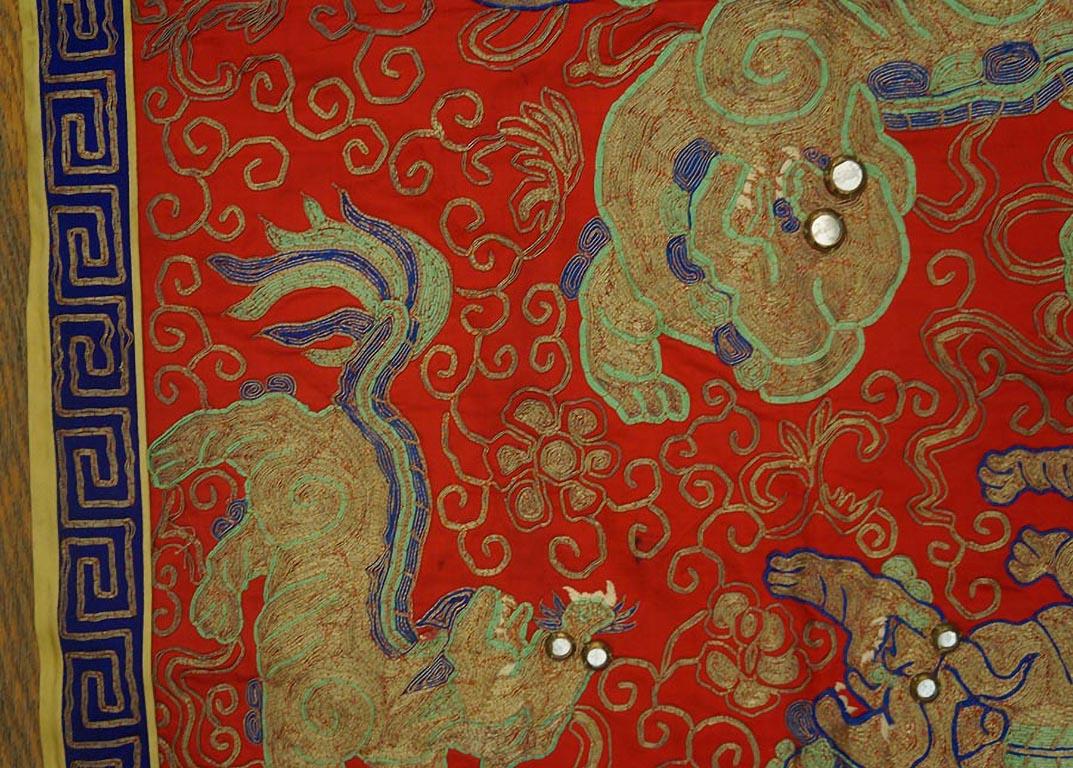 Chinesische Stickerei aus Seide und Goldfaden aus der Mitte des 20. Jahrhunderts ( 2' x 2'8