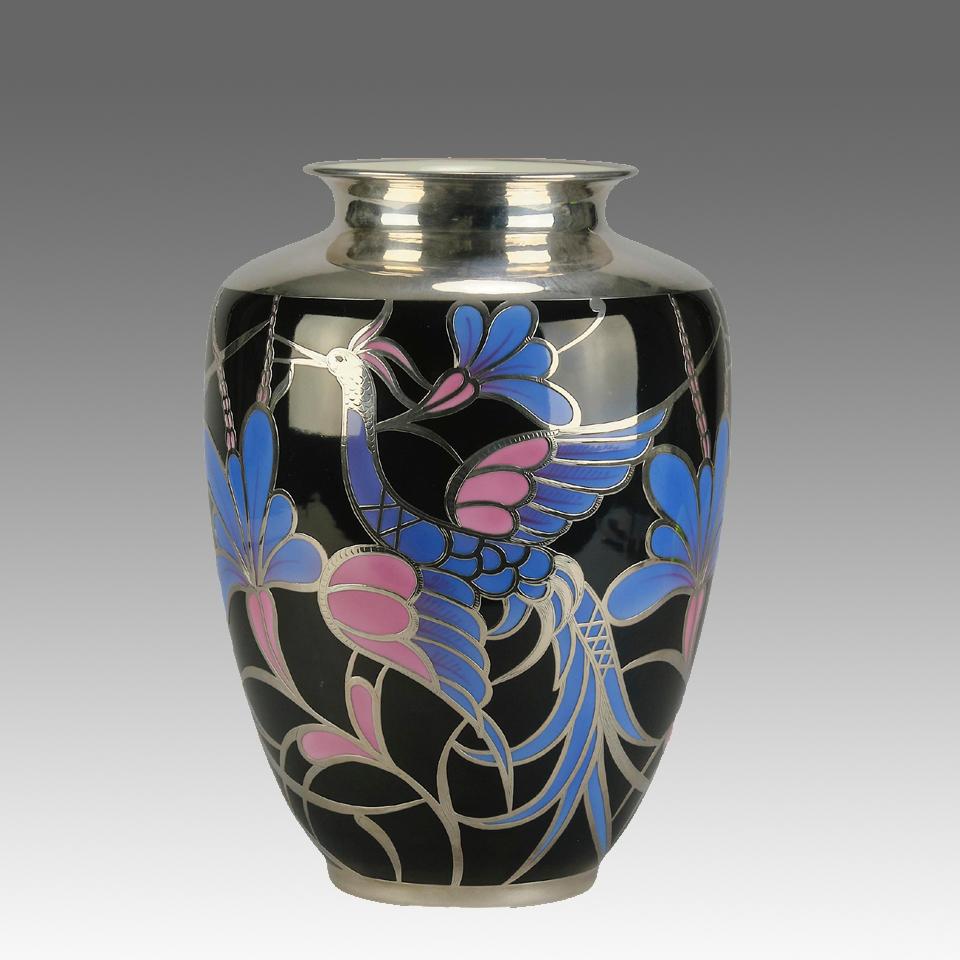 Un vase en porcelaine rare du milieu du 20e siècle produit par Krautheim & Adelberg et décoré dans les ateliers d'orfèvrerie de Schwäbisch Gmünd par Friedrich Spahr. Le vase incroyablement détaillé est orné d'un oiseau de paradis en épaisse couche