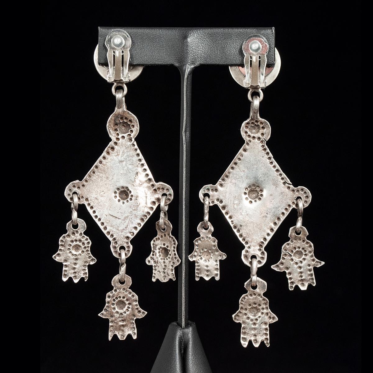 Silber Khamsa- und Kupfer-Ohrringe von Jewels aus der Mitte des 20. Jahrhunderts (Stammeskunst) im Angebot