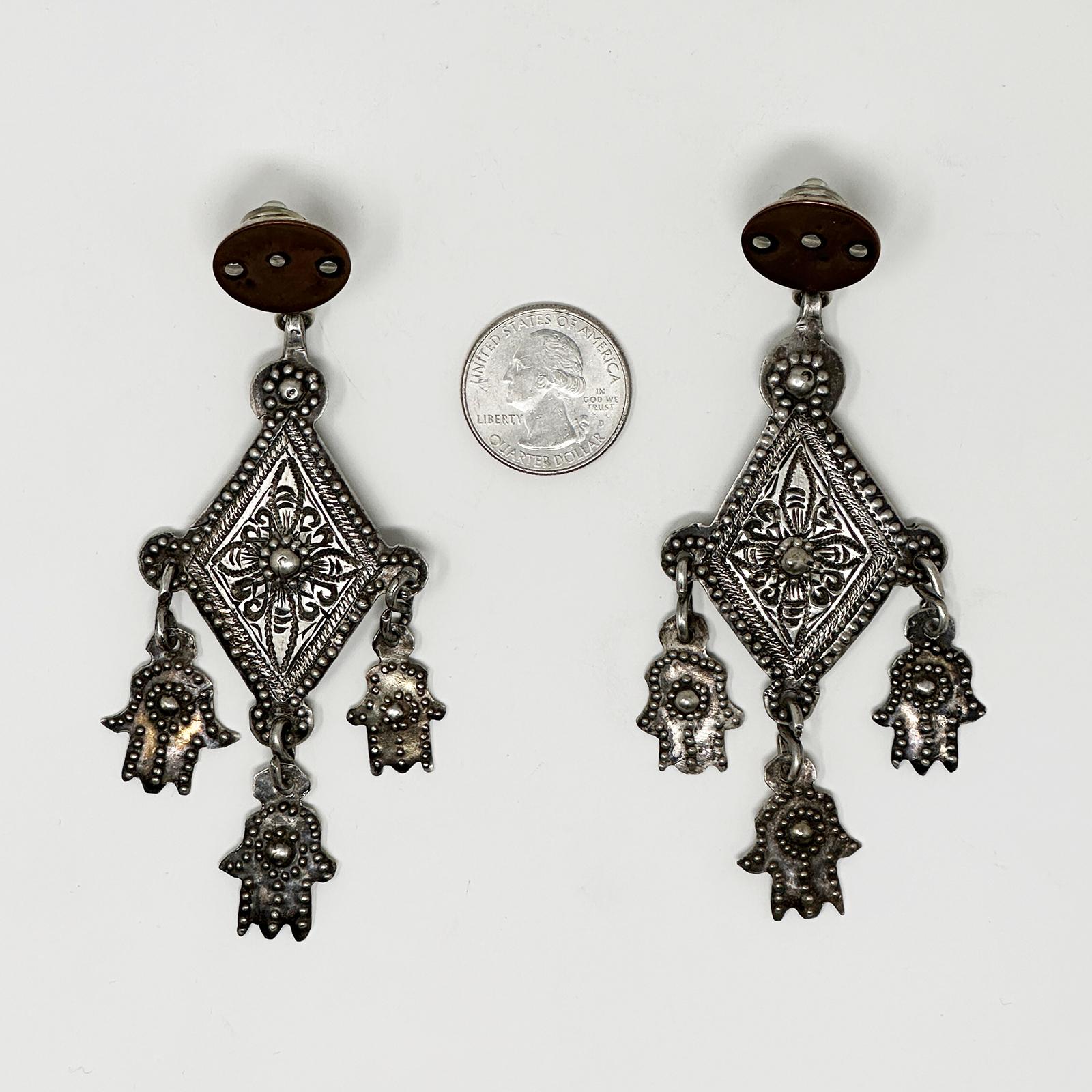 Silber Khamsa- und Kupfer-Ohrringe von Jewels aus der Mitte des 20. Jahrhunderts (Marokkanisch) im Angebot