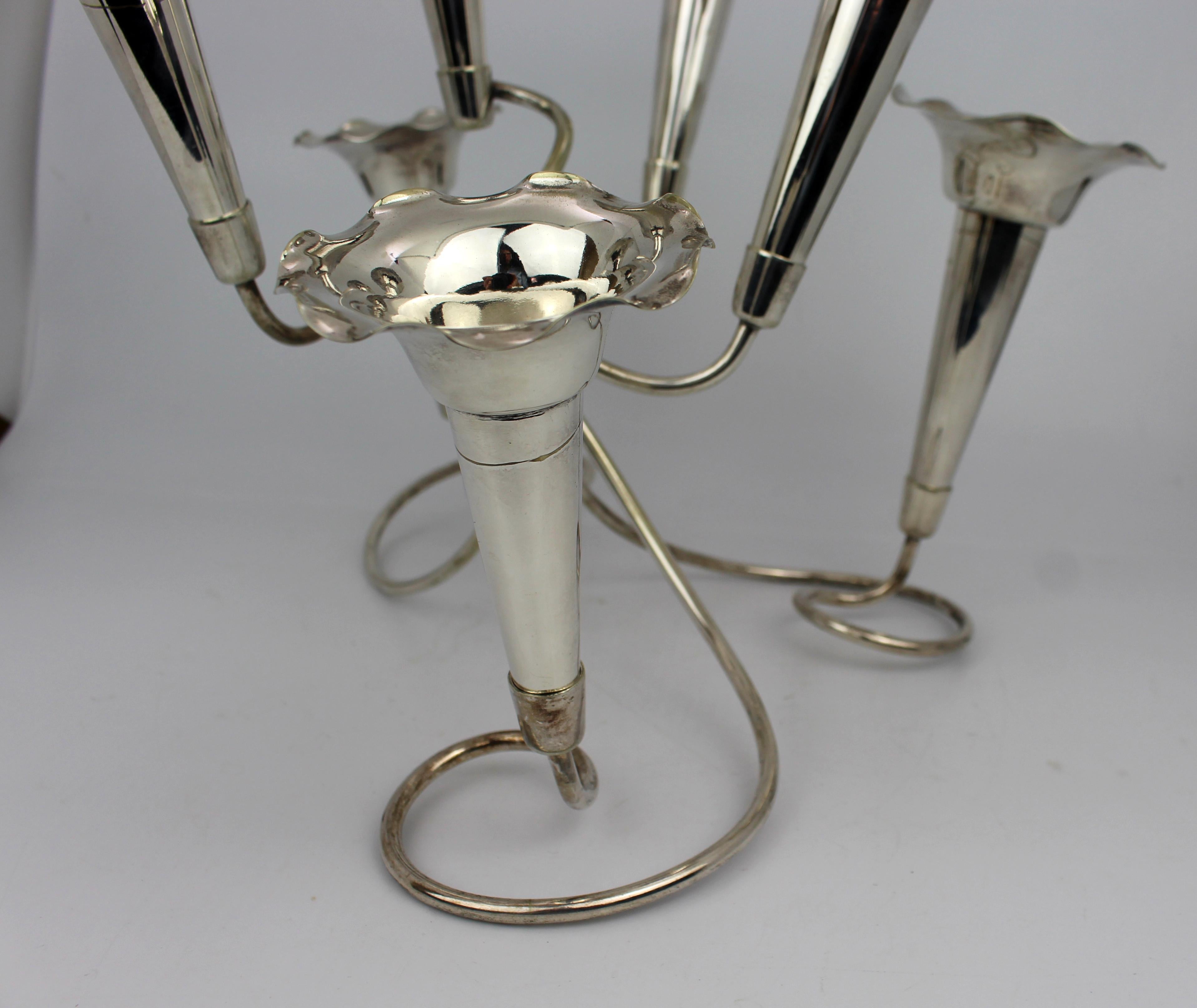 20ième siècle Centre de table en argent à sept trompettes pour l'Epergne du milieu du 20e siècle en vente