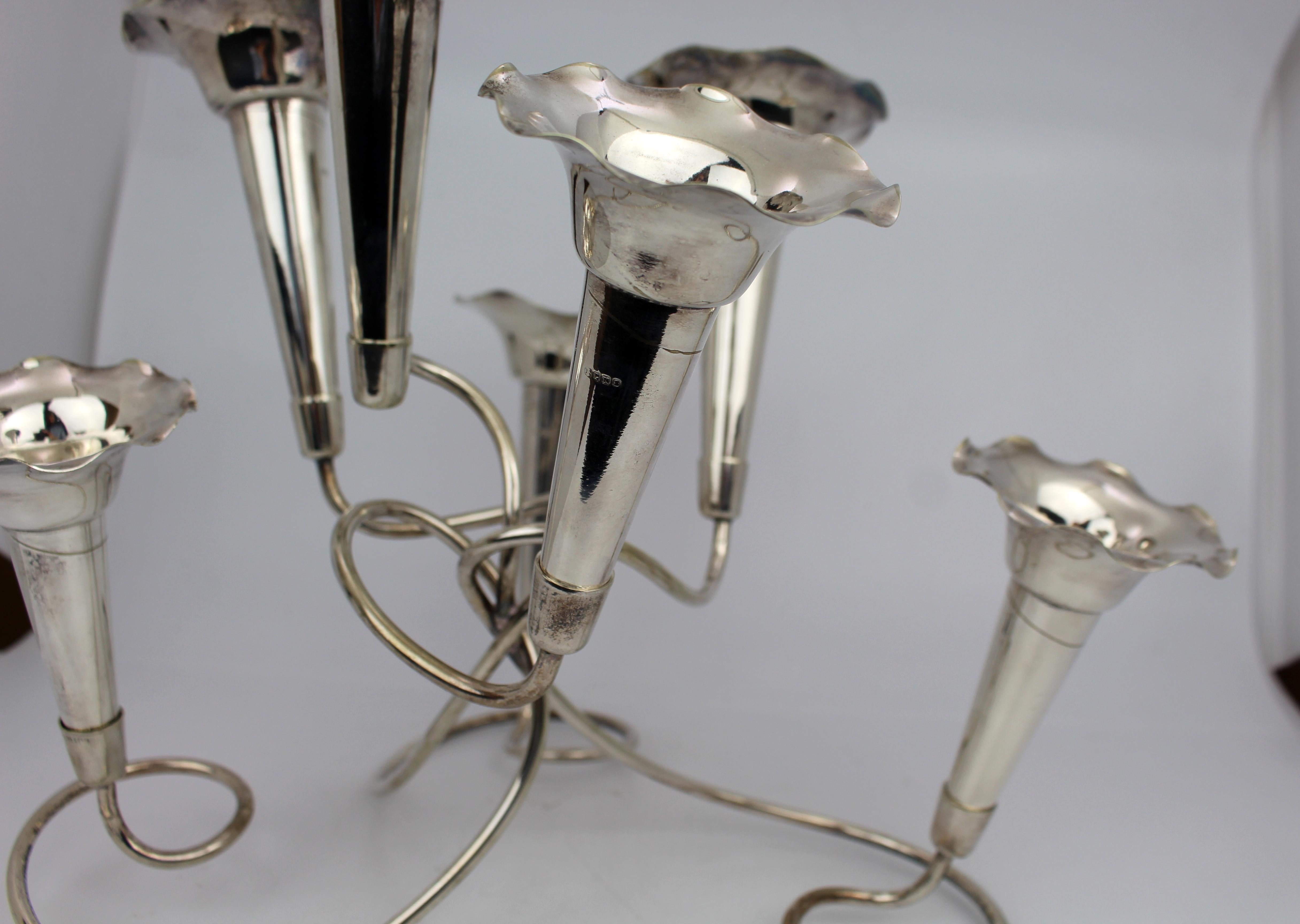 Plaqué argent Centre de table en argent à sept trompettes pour l'Epergne du milieu du 20e siècle en vente