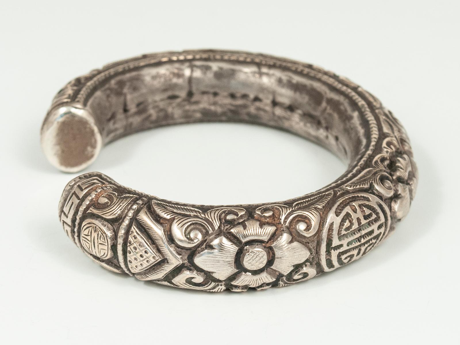 Silber-Repoussé-Armband, China, Anfang bis Mitte des 20.

Ein wunderschönes Repoussé-Silberarmband aus China mit dem Shòu-Symbol für langes Leben inmitten von floralen Schnörkeln. Innenumfang von 16,5 cm (6,5 Zoll) einschließlich der 2,8 cm (1-1/8