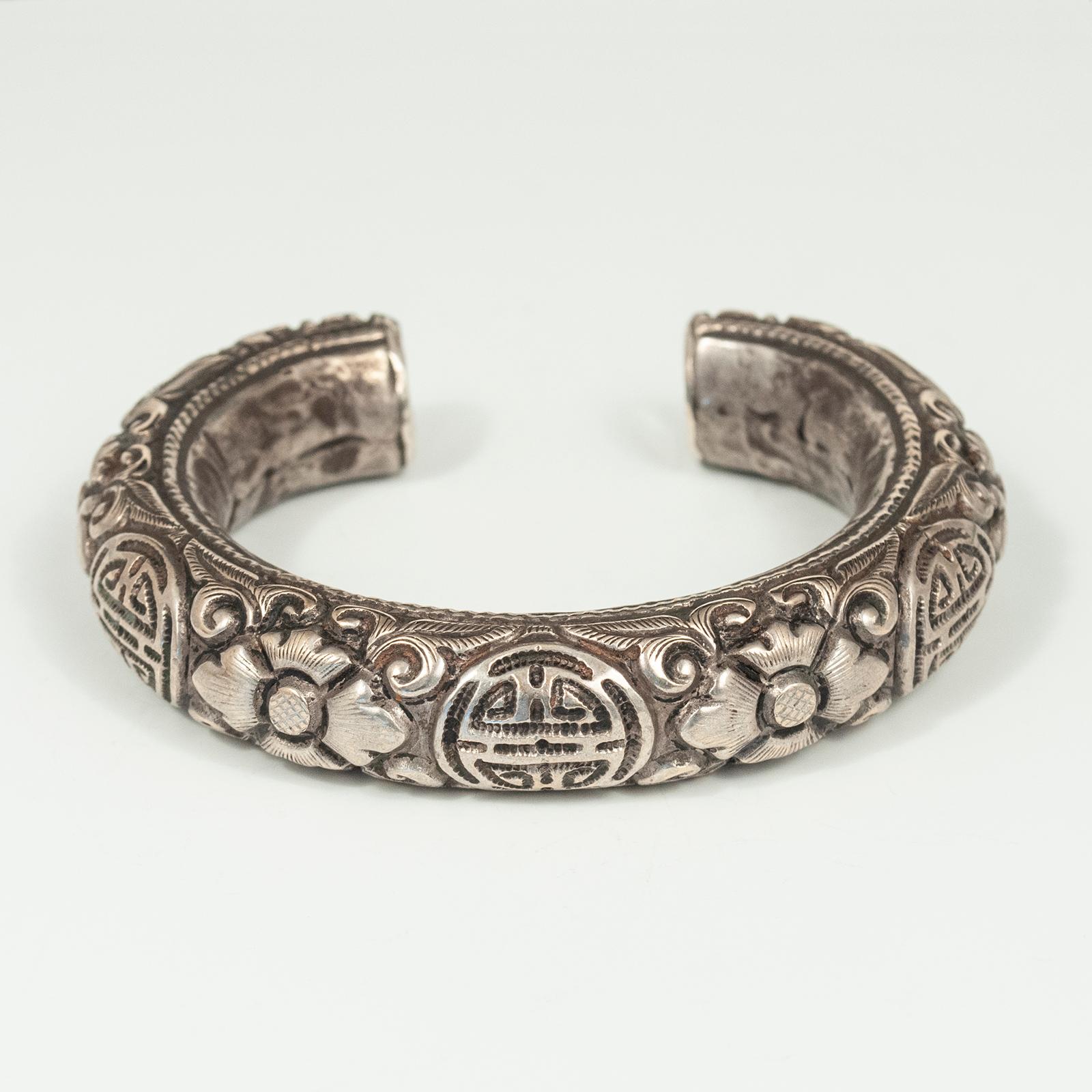 Bracelet en argent repoussé du début au milieu du 20e siècle, Chine

Un magnifique bracelet en argent repoussé de Chine, avec le symbole Shòu de longue vie au milieu d'une volute florale. 

Circonférence intérieure de 6,5 pouces (16,5 cm), y compris