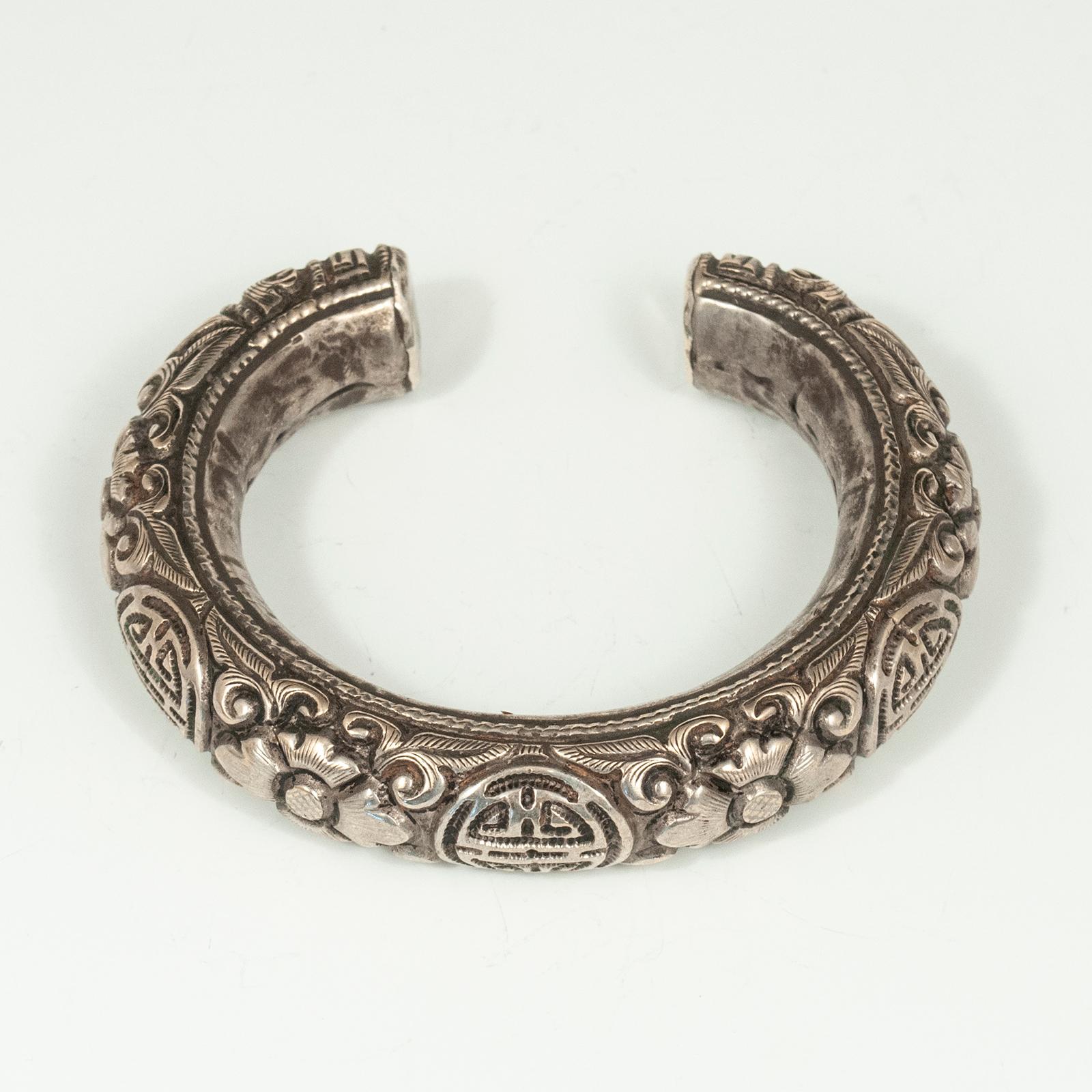 Bracelet en argent repoussé du milieu du 20e siècle, Chine en vente 1