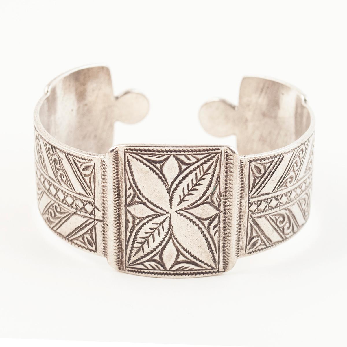 Cavigliera tribale in argento della metà del XX secolo, popolo berbero, Tunisia

Si tratta di un bracciale d'argento di grandi dimensioni con insoliti segni geometrici; si adatta al polso di un uomo o di una donna di grandi dimensioni. Non ci sono