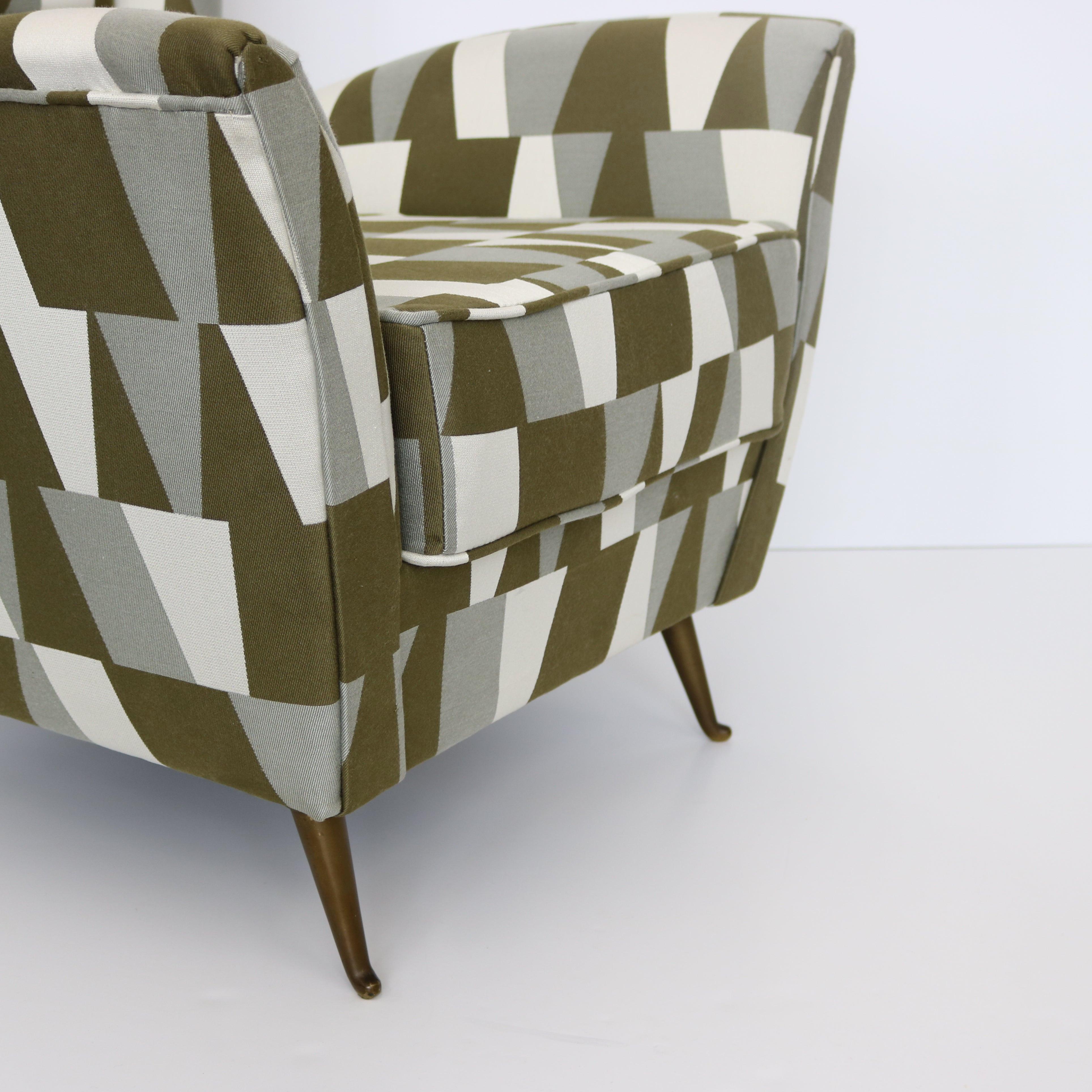 Chaise longue moderniste italienne. Dossier haut et généreux avec des ailes latérales et un coussin d'assise lâche. Nouvellement rembourré avec des pieds en laiton. Italie années 50