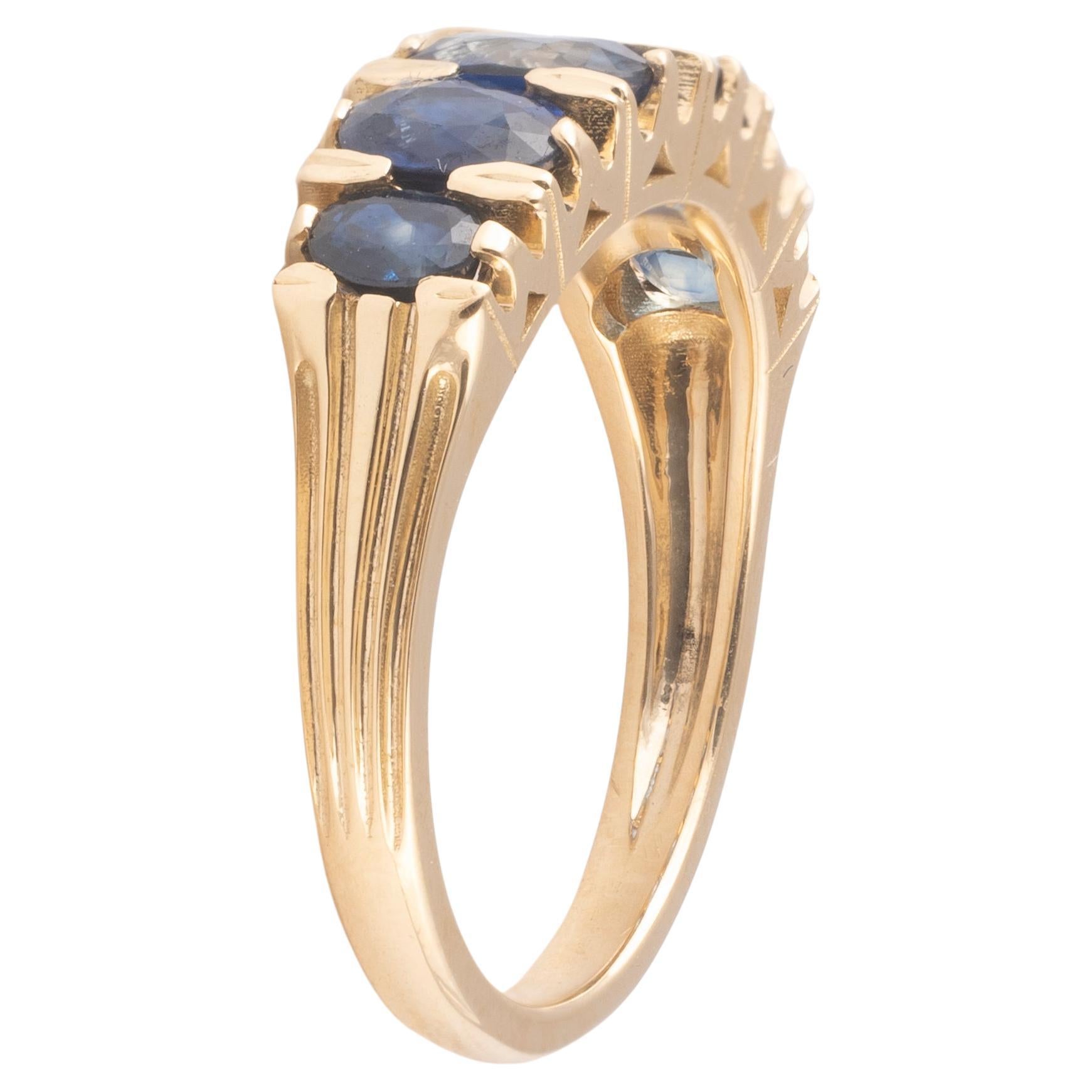 Bague à six pierres en saphir du milieu du 20e siècle, avec saphir ovale gradué, environ 3cts en tout, serti à griffes en or jaune 18kt.
Taille : 7
Poids : 4,59gr.

