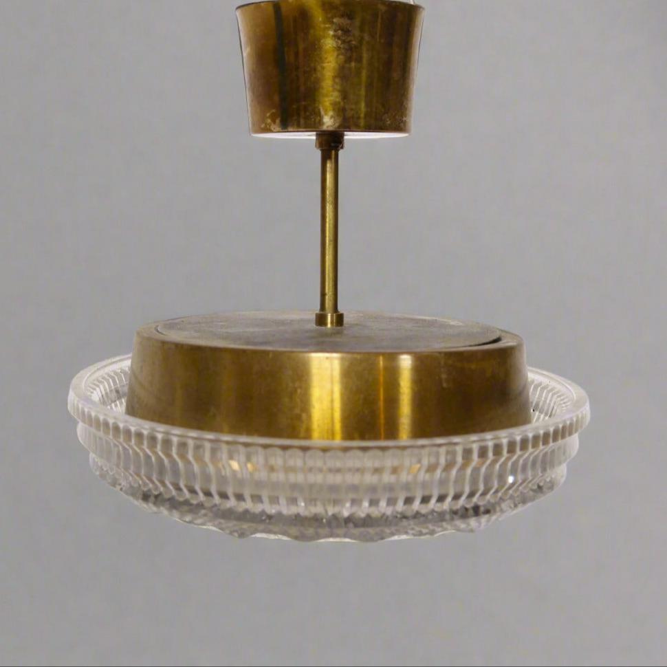 Piccola lampada a sospensione di vetro fuso e ottone della metà del XX secolo In condizioni buone in vendita a New York, NY