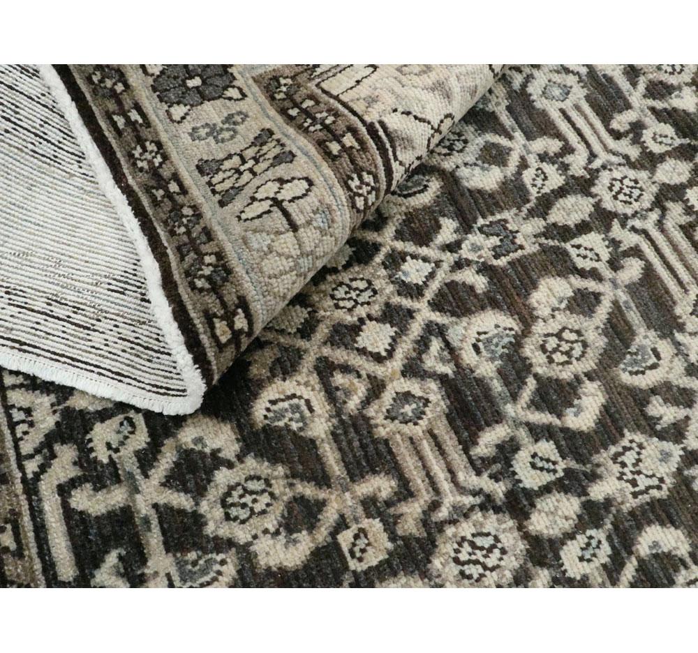 Tappeto persiano Malayer di dimensioni ridotte della metà del XX secolo in marrone antracite in vendita 3
