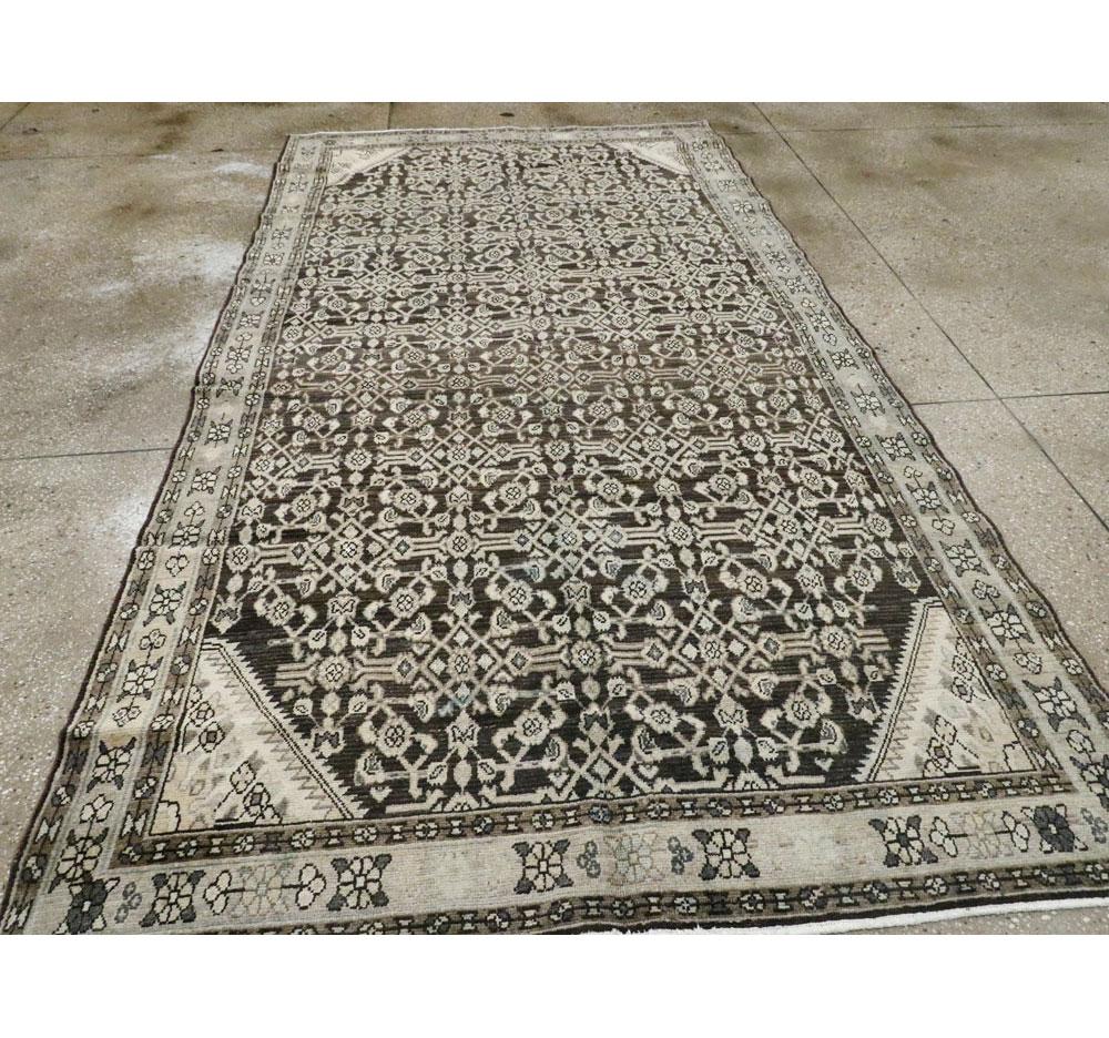 Annodato a mano Tappeto persiano Malayer di dimensioni ridotte della metà del XX secolo in marrone antracite in vendita