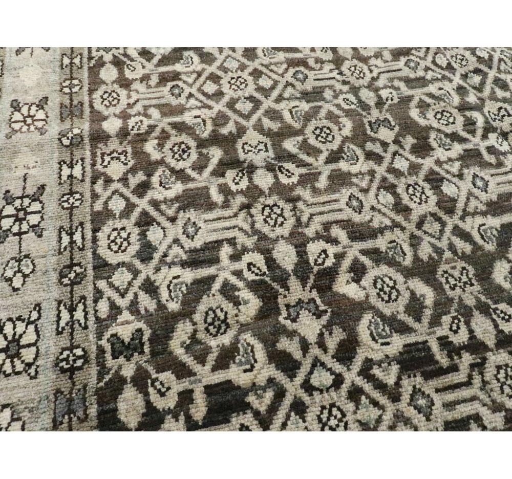 Lana Tappeto persiano Malayer di dimensioni ridotte della metà del XX secolo in marrone antracite in vendita