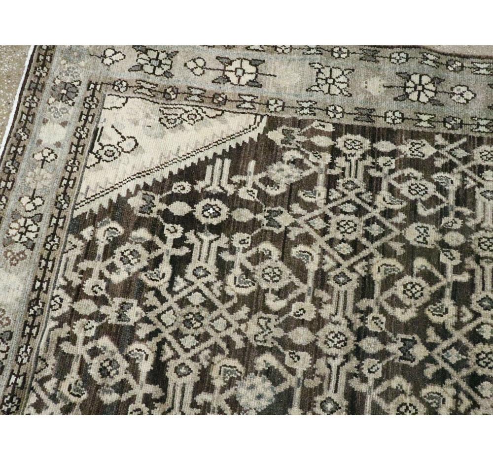 Tappeto persiano Malayer di dimensioni ridotte della metà del XX secolo in marrone antracite in vendita 1